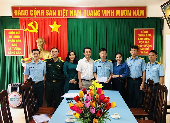 Lãnh đạo huyện Côn Đảo thăm, tặng quà các đơn vị lực lượng vũ trang