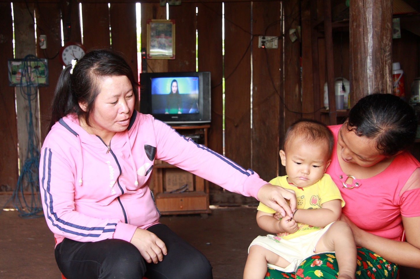 Chị Lý Thị Bay, CTV dân số thôn 16, xã Cư Kbang đến từng nhà tuyên truyền người dân về tảo hôn và hôn nhân cận huyết thống