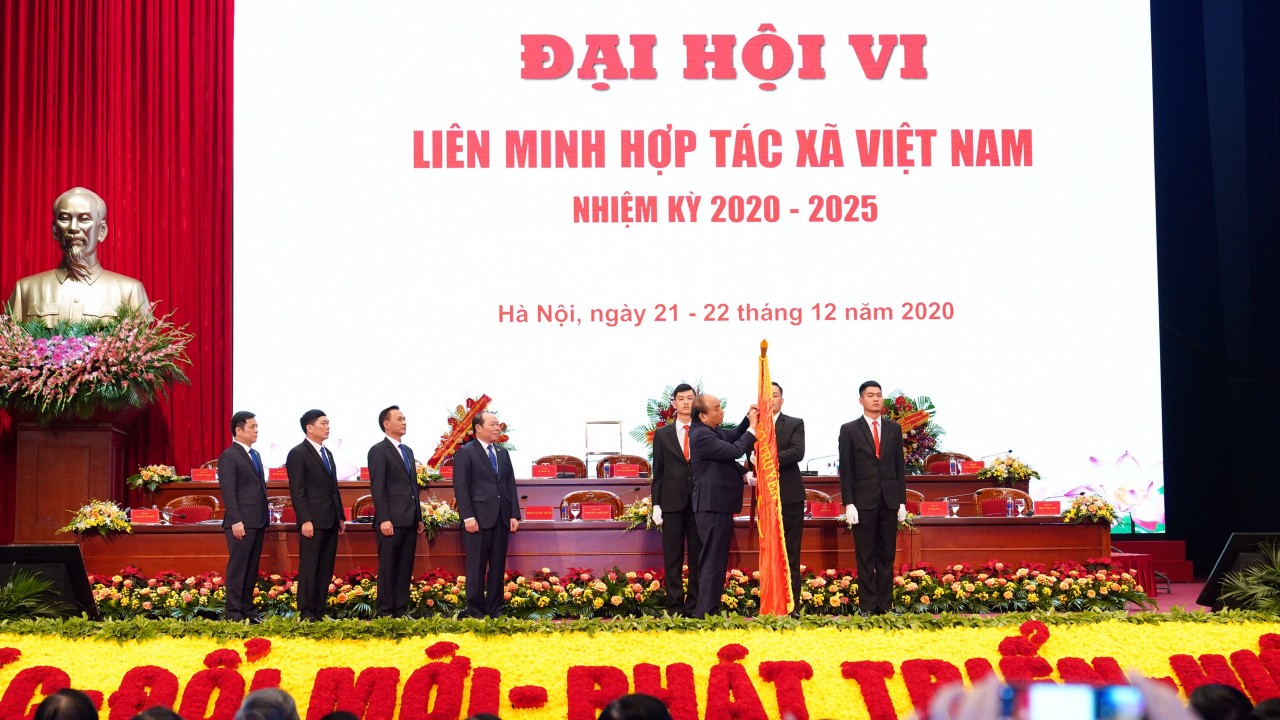 Thay mặt lãnh đạo Đảng, Nhà nước, Thủ tướng Nguyễn Xuân Phúc đã trao Huân chương độc lập hạng nhì cho Liên minh hợp tác xã Việt Nam