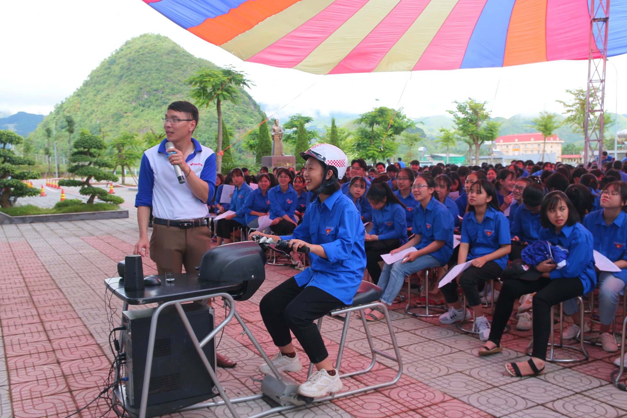 Các em học sinh trường THPT chuyên Lê Quý Đôn (Lai Châu) tham gia buổi tuyên truyền về luật ATGT