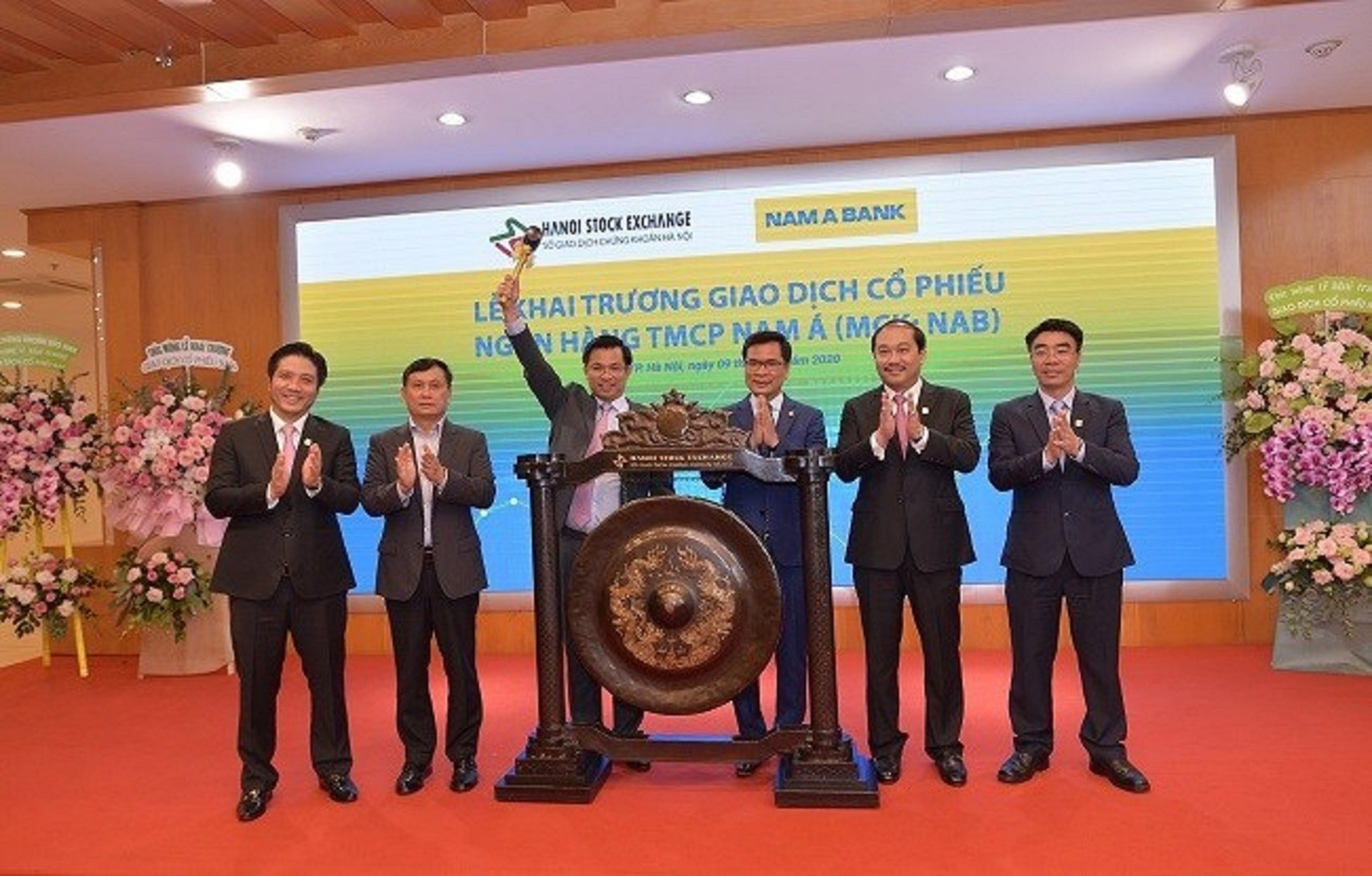 Hơn 389 triệu cố phiếu đã được Nam Á Bank giao dịch trên sàn UPCoM, dù đang bị Cơ quan CSĐT – Bộ công an yêu cầu tạm dừng giao dịch.