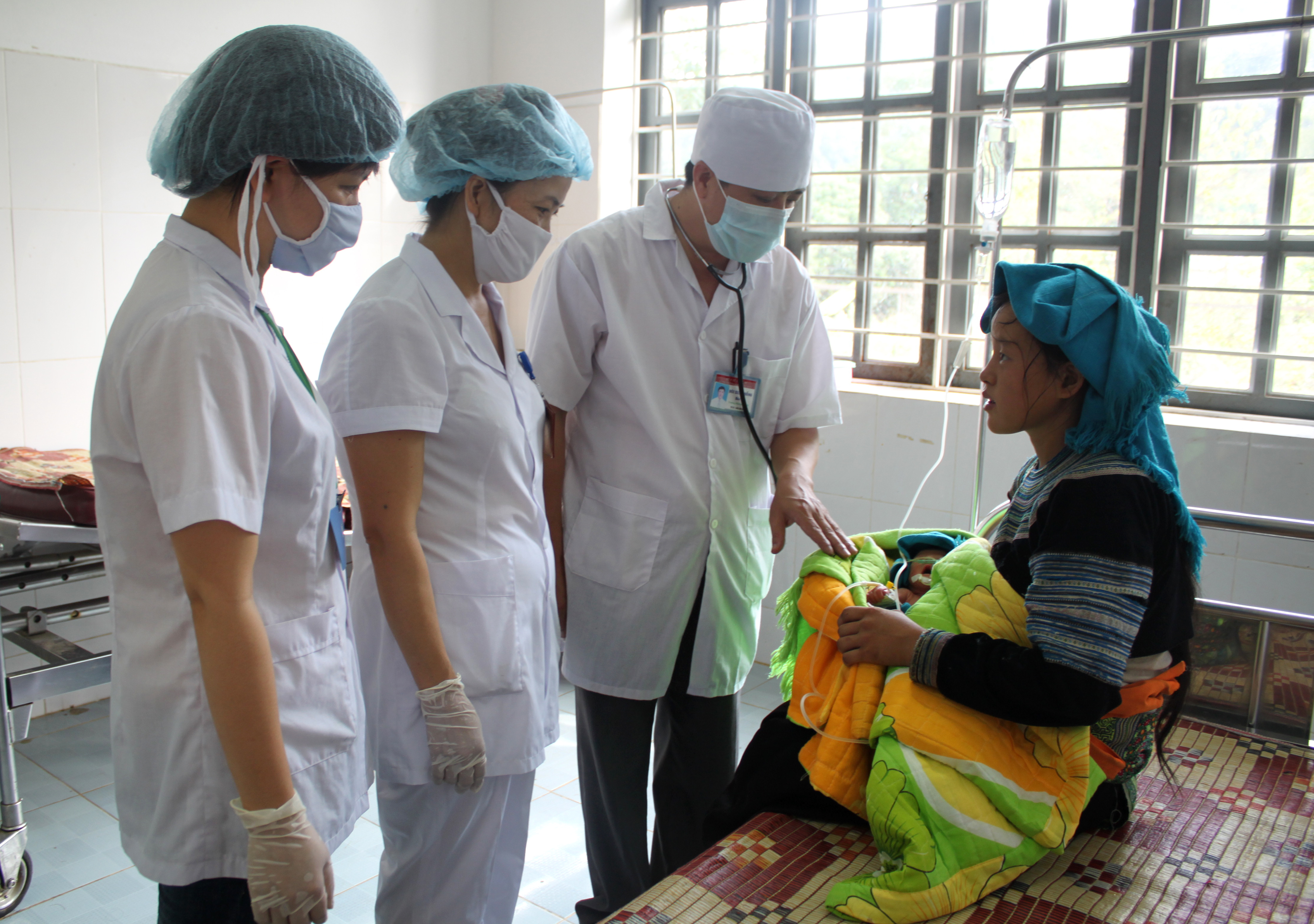 Các bác sỹ khám và điều trị cho bệnh nhân tại Trung tâm y tế huyện Sìn Hồ