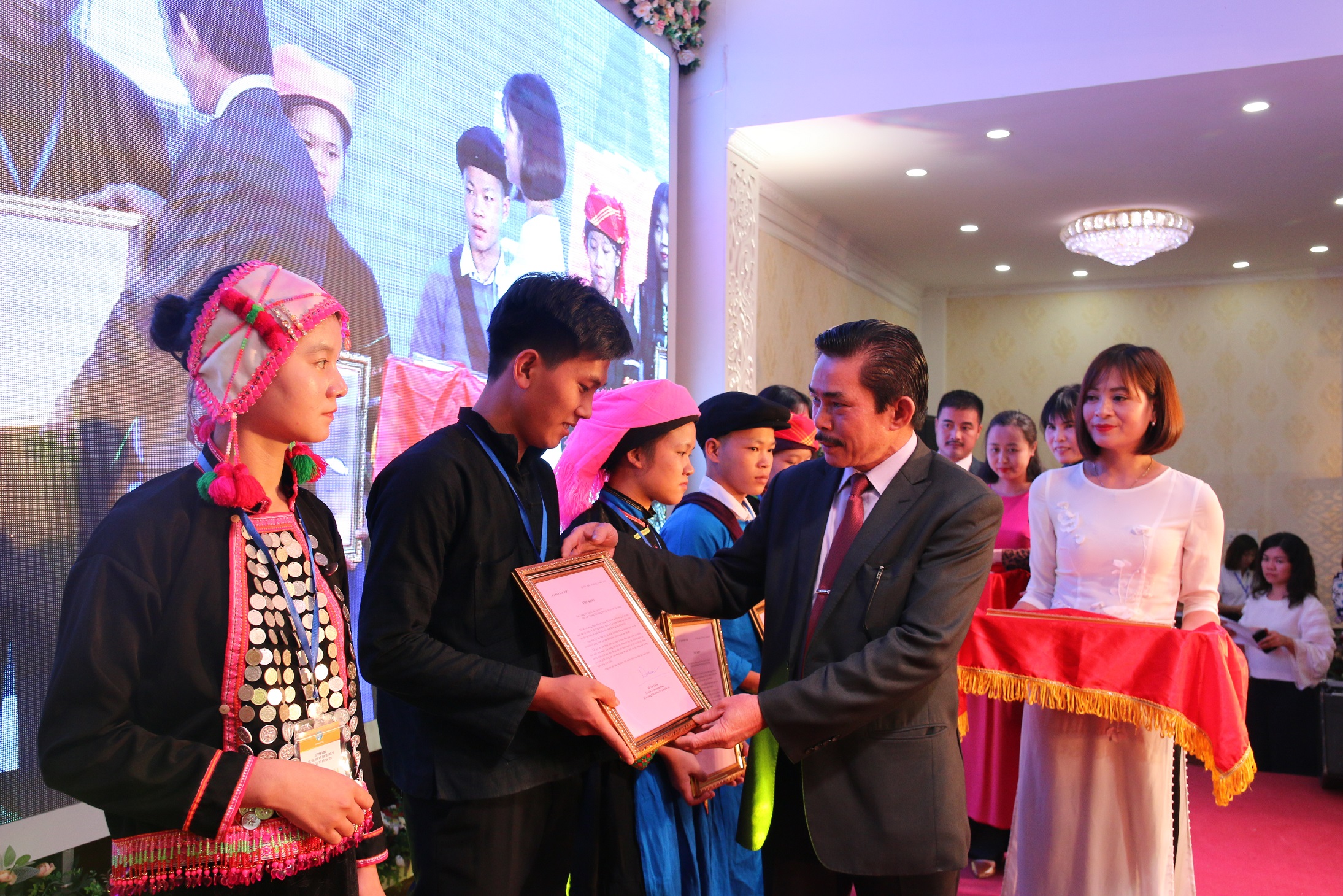 Ông Lê Công Bình, Tổng Biên tập Báo Dân tộc và Phát triển, Trưởng Ban tổ chức trao phần thưởng cho các em học sinh, sinh viên, thanh niên DTTS xuất sắc, tiêu biểu tại Lễ Tuyên dương năm 2019