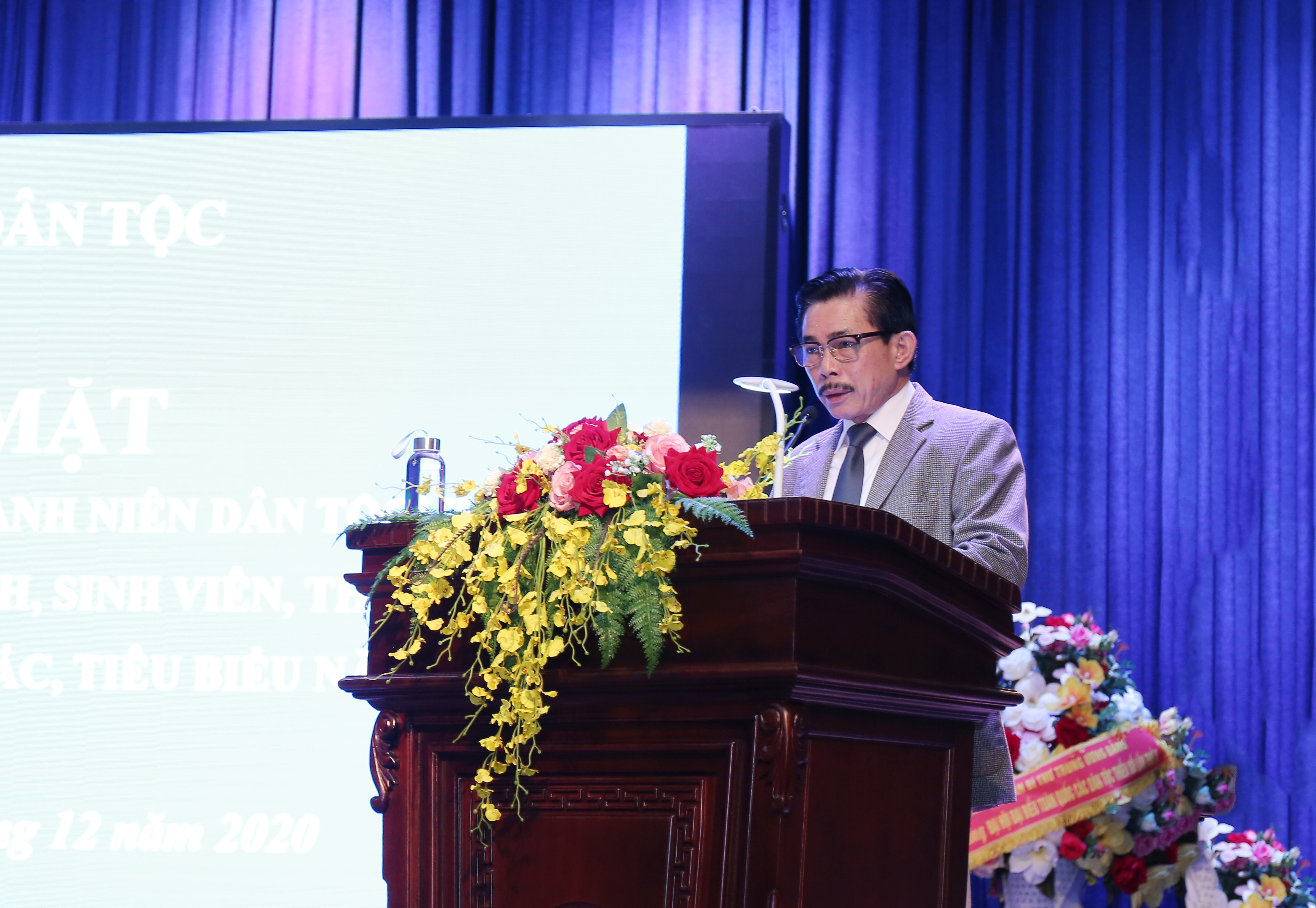 Ông Lê Công Bình, Tổng Biên tập báo Dân tộc và Phát triển, Trưởng Ban Tổ chức Lễ Tuyên dương báo cáo một số nội dung trọng tâm về Lễ Tuyên dương tại buổi gặp mặt.