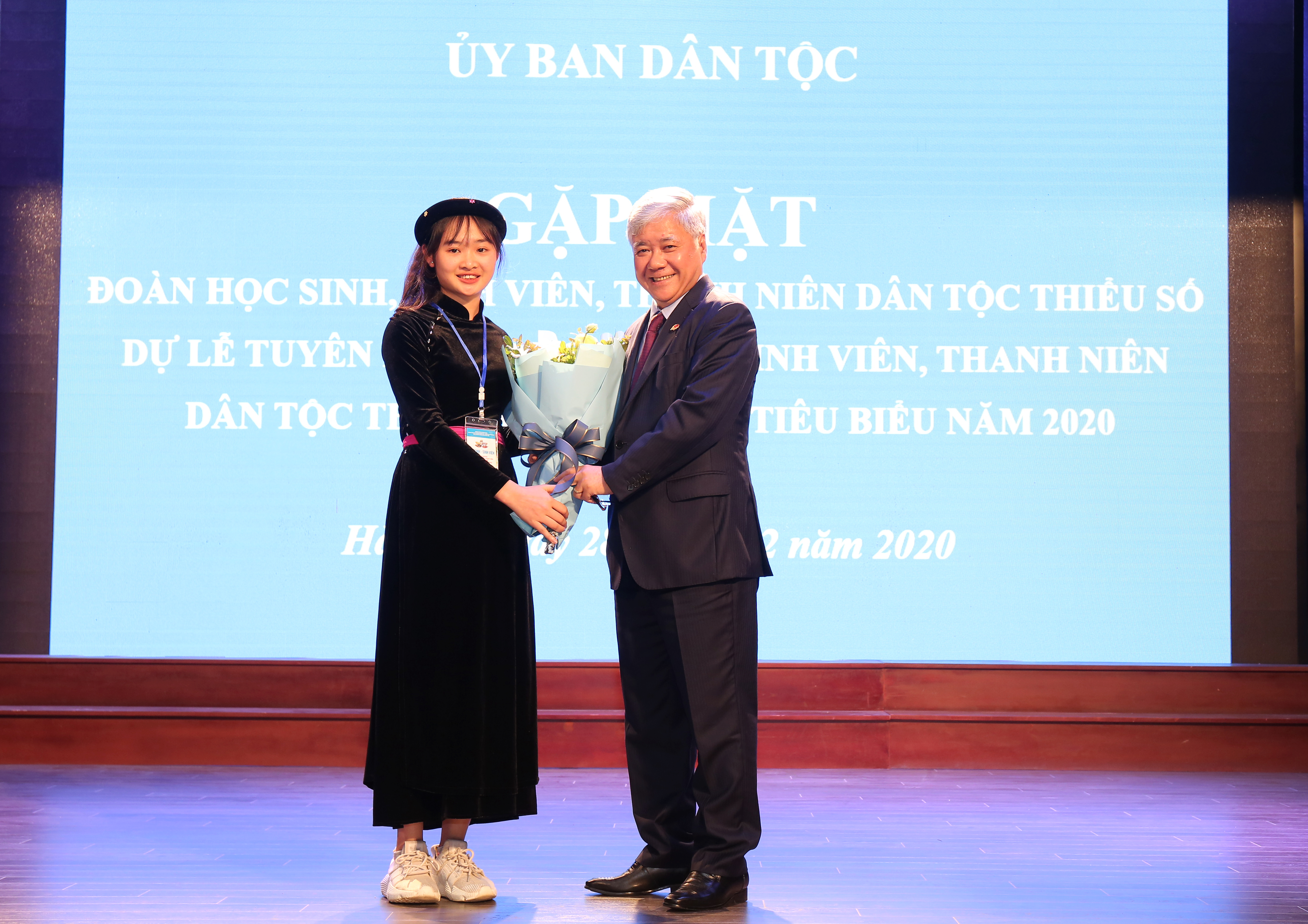 Đại diện HS, SV, TN DTTS tặng hoa Bộ trưởng, Chủ nhiệm Đỗ Văn Chiến.