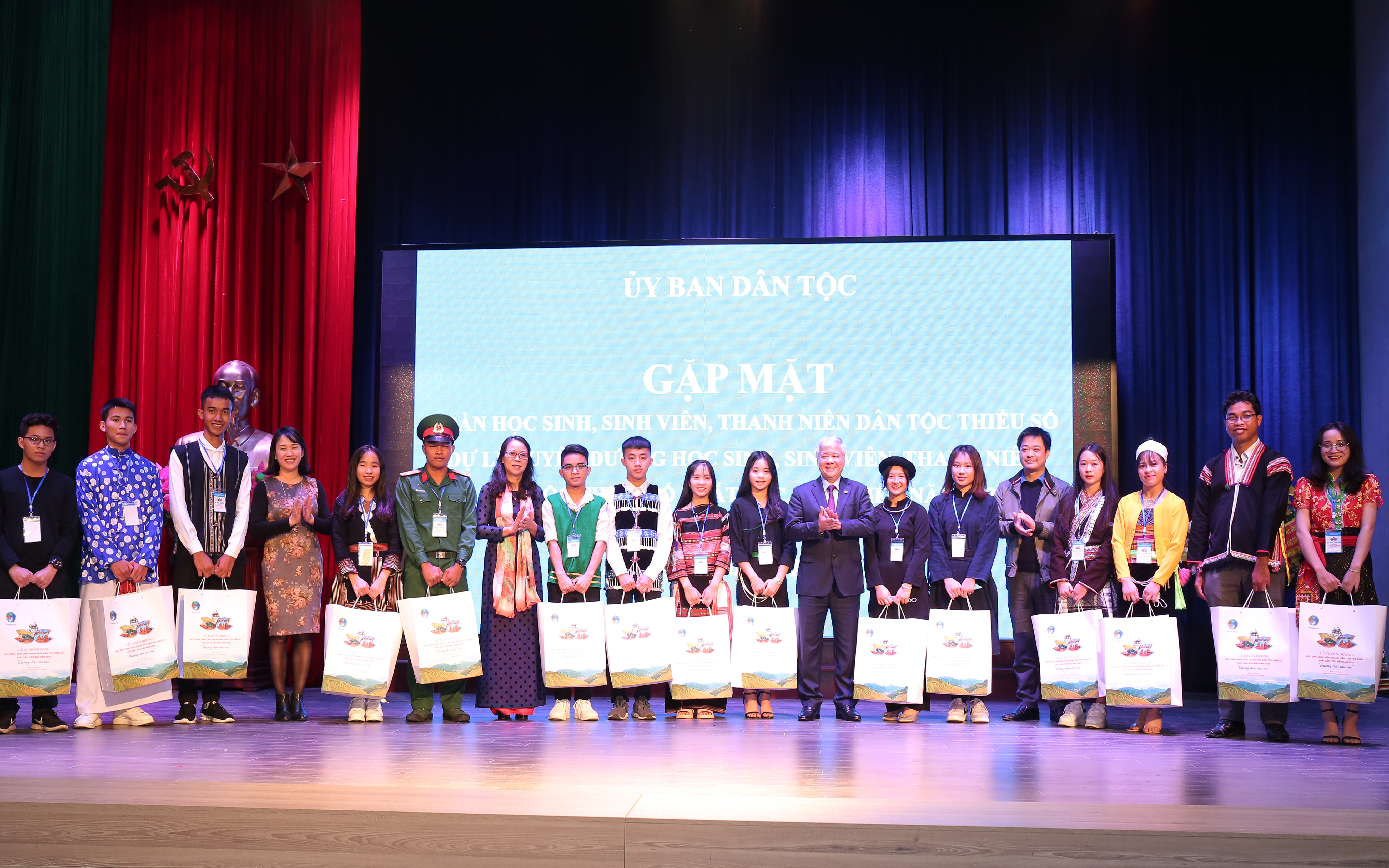 Bộ trưởng, Chủ nhiệm Đỗ Văn Chiến tặng quà cho đại diện các em HS, SV, TN DTTS tại buổi gặp mặt.