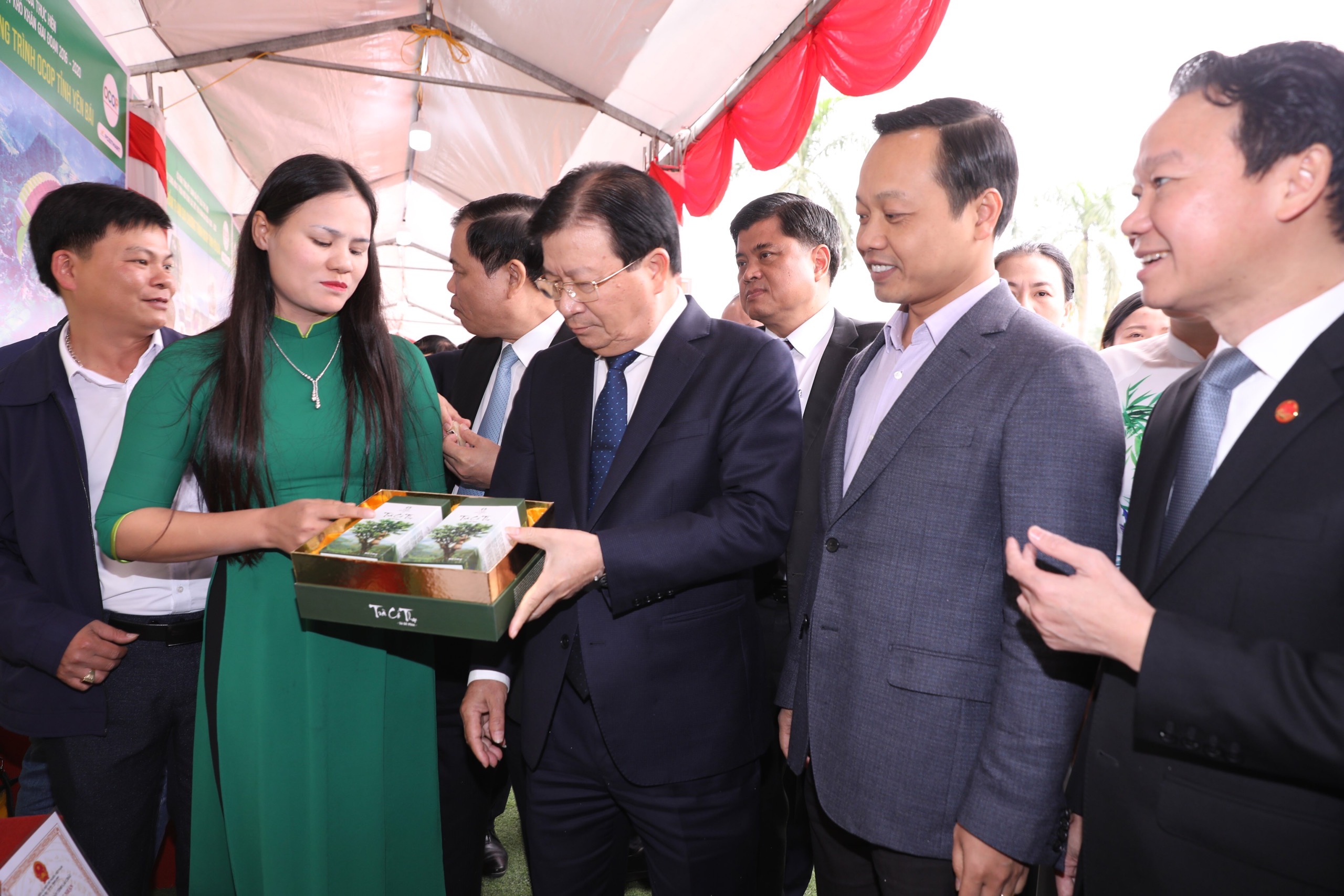 Phó Thủ tướng Trịnh Đình Dũng và các đại biểu tham quan các gian hàng trưng bày tại Hội nghị