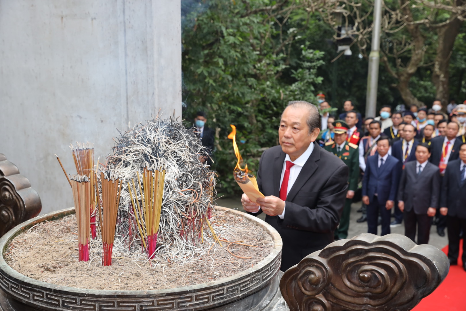 Phó Thủ tướng Thường trực Chính phủ Trương Hòa Bình và các đại biểu dâng hương tại Đền Thượng
