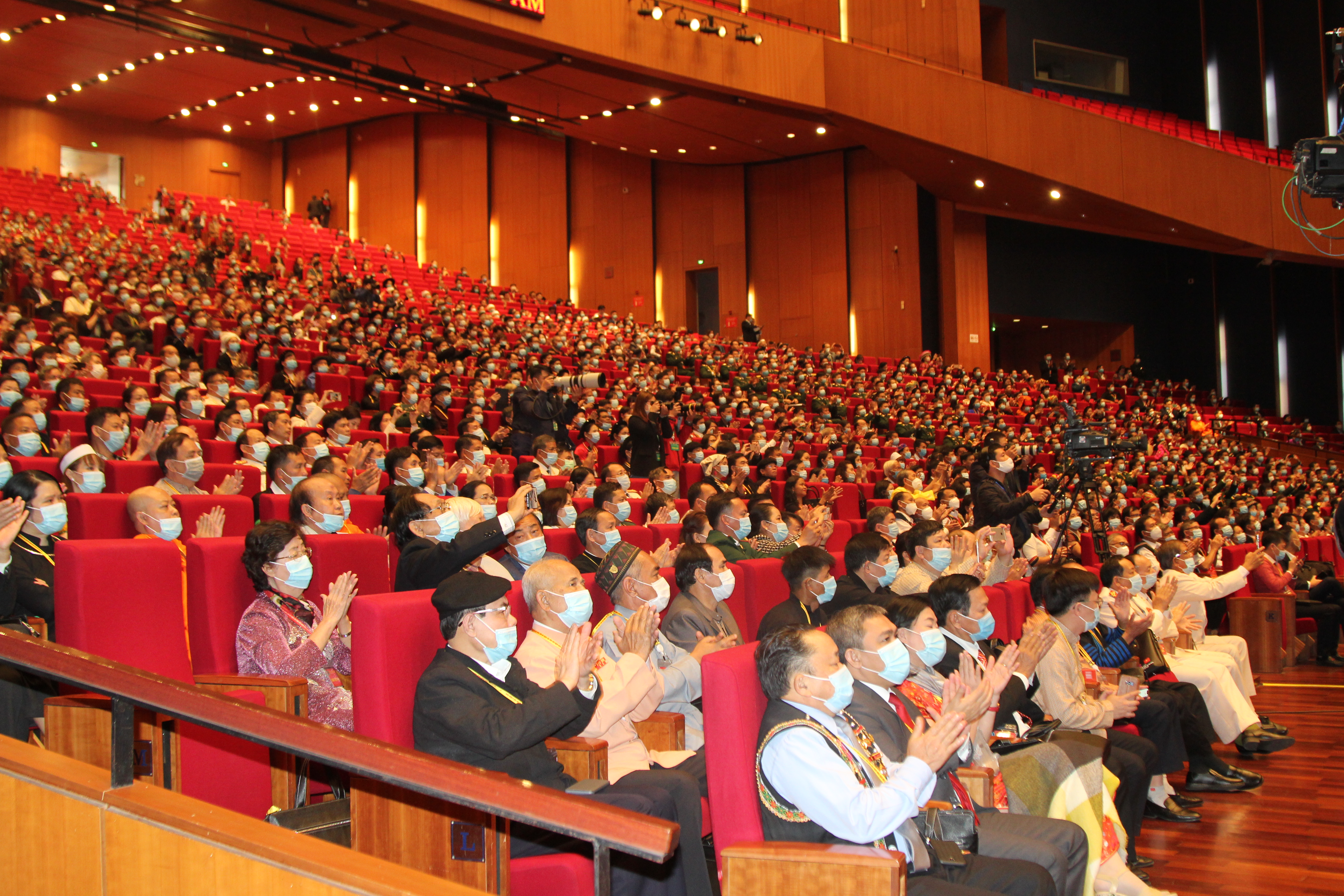 Các đại biểu thể hiện ý chí muôn người như một tại hội trường Đại hội