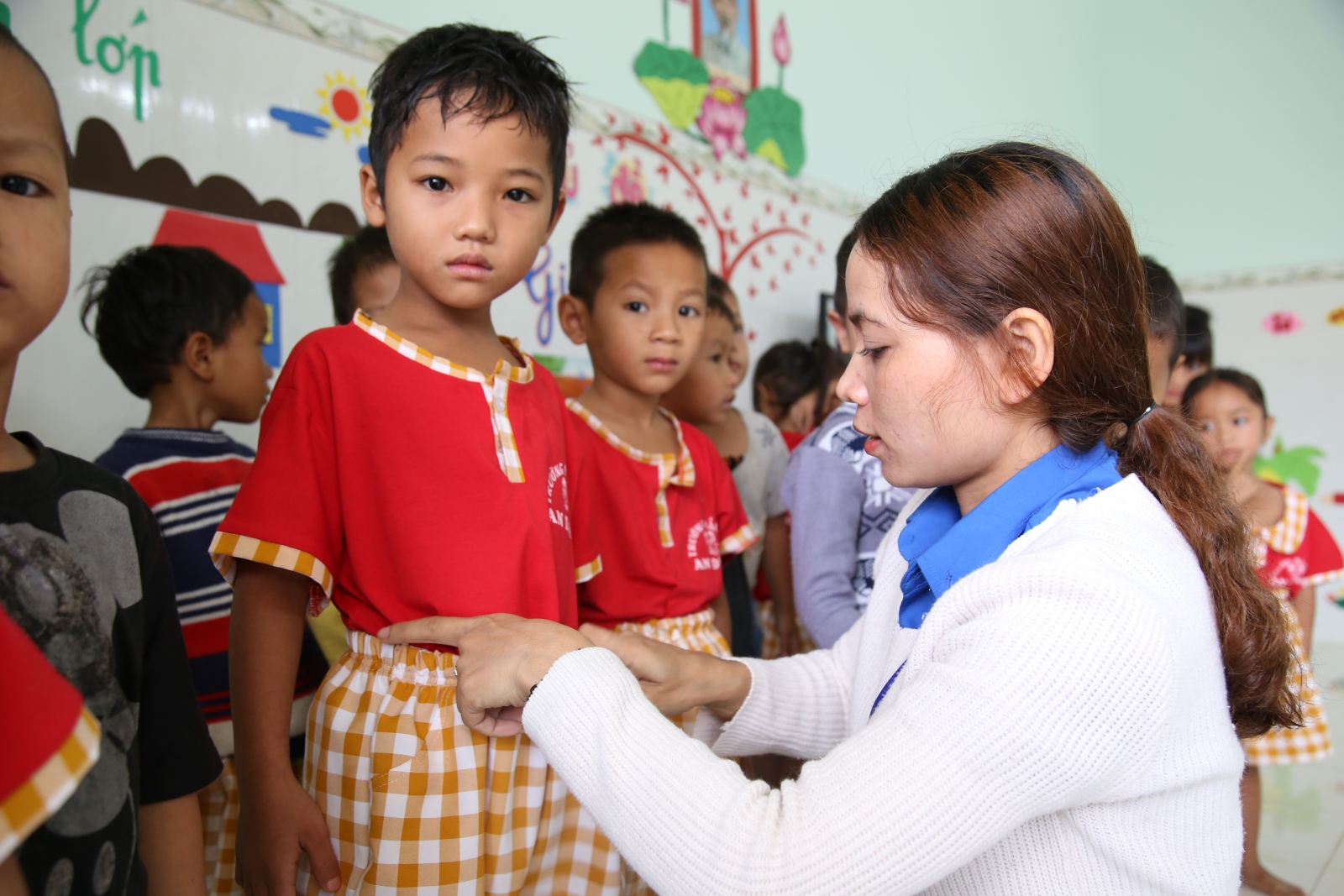 Cô giáo Đinh Thị Hồng Linh luôn quan tâm, chăm sóc các em học sinh với tâm lòng của một người mẹ