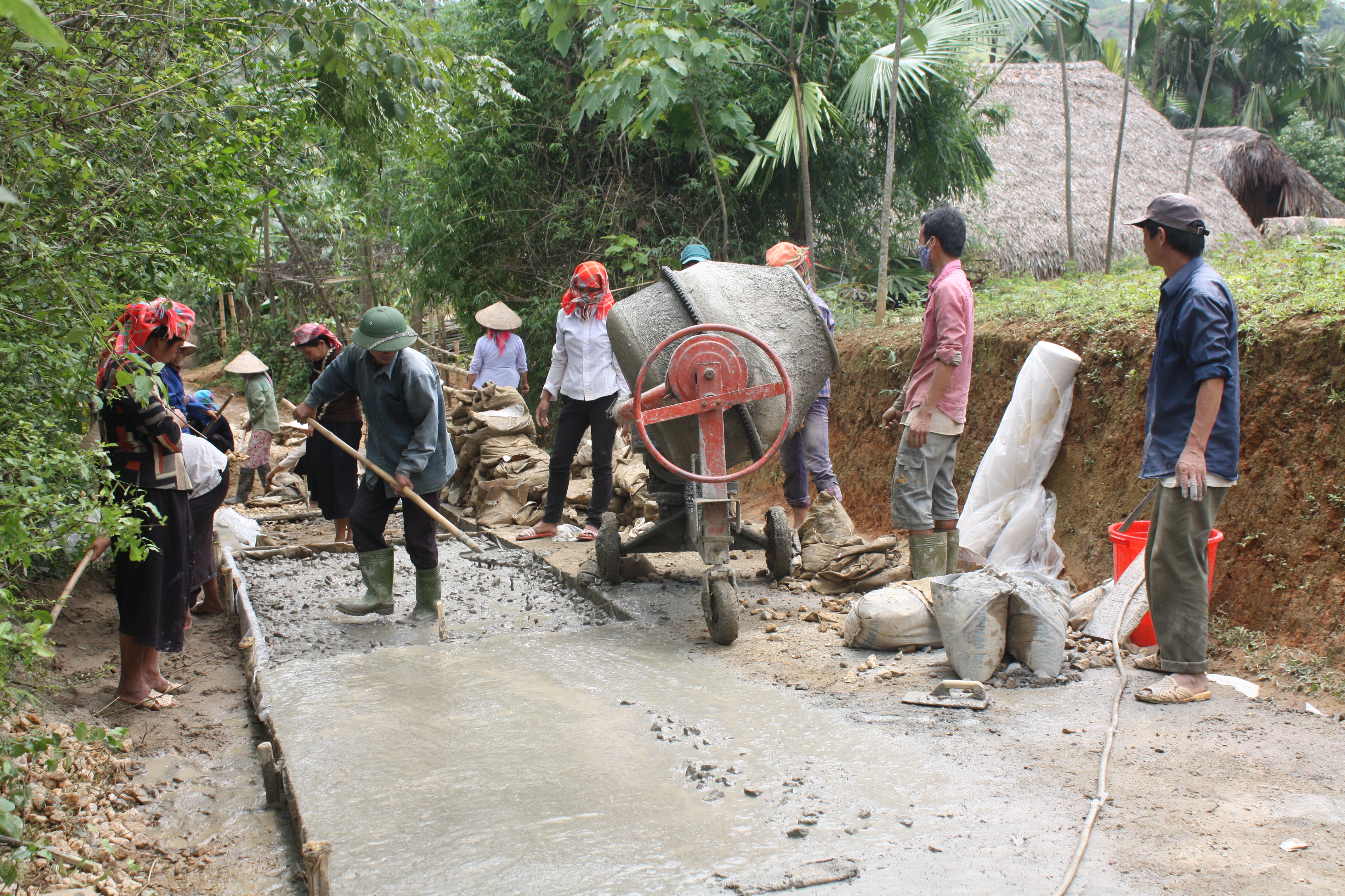  Người có uy tín cùng với bà con dân bản chung tay làm đường giao thông, xây dựng Nông thôn mới ở vùng cao Lào Cai 