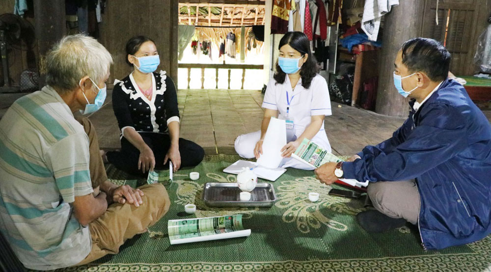 Các bác sỹ tại trung tâm y tế các huyện đến tận nhà người dân để tuyên truyền các biểu hiện của bệnh lao.