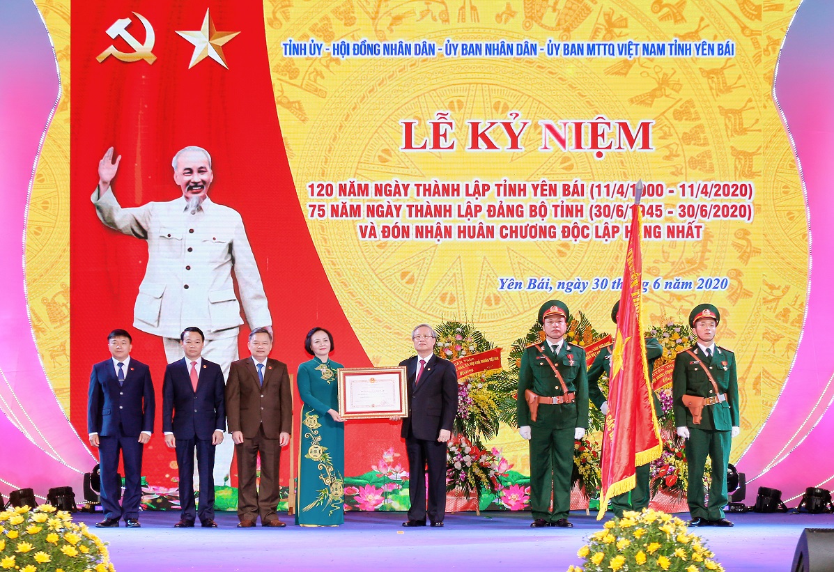 Đồng chí Trần Quốc Vượng, Thường trực Ban Bí thư trao Huân chương Độc lập hạng Nhất cho Đảng bộ, chính quyền và Nhân dân các dân tộc tỉnh Yên Bái