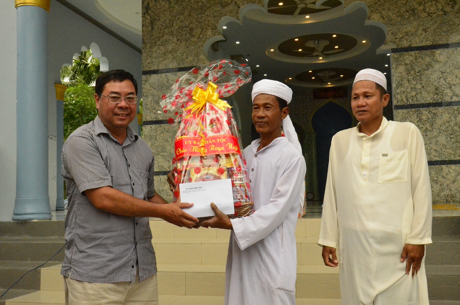 Lãnh đạo Vụ Địa phương III trao quà cho các các vị chức sắc, Người có uy tín dân tộc Chăm huyện An Biên, tỉnh Kiên Giang