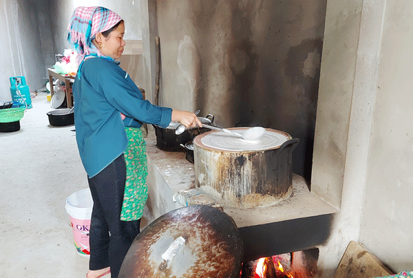Phụ nữ người Nùng giữ nghề tráng bánh phở truyền thống.