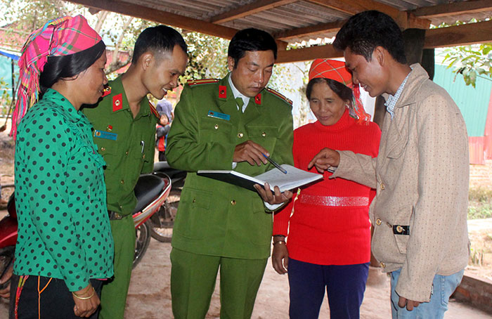 Công an huyện Mường Nhé tuyên truyền tới người dân về các thủ đoạn của tội phạm mua bán người.