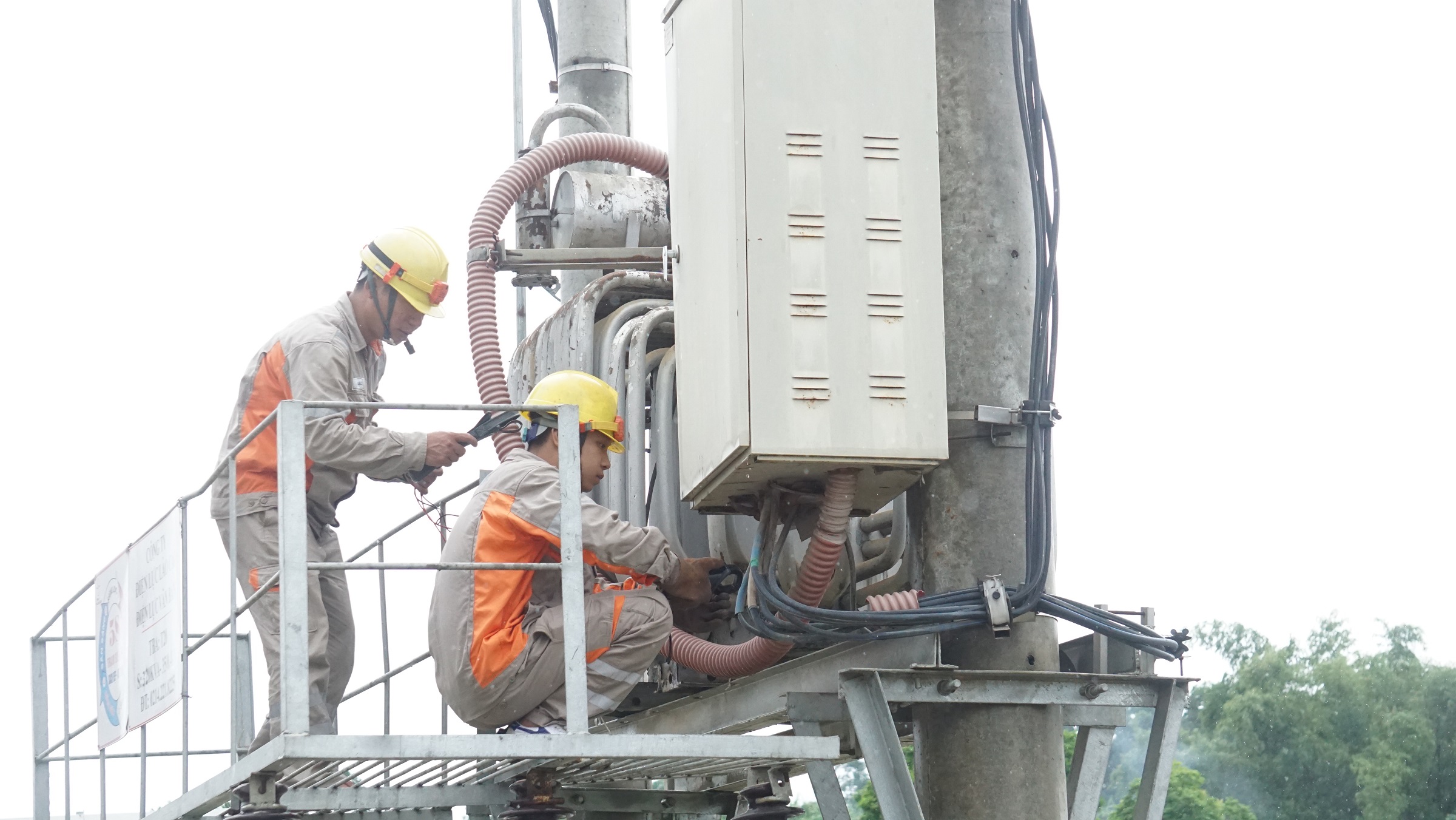  Công nhân Điện lực Văn Bàn kiểm tra các trạm biến áp cấp điện cho 02 điểm thi