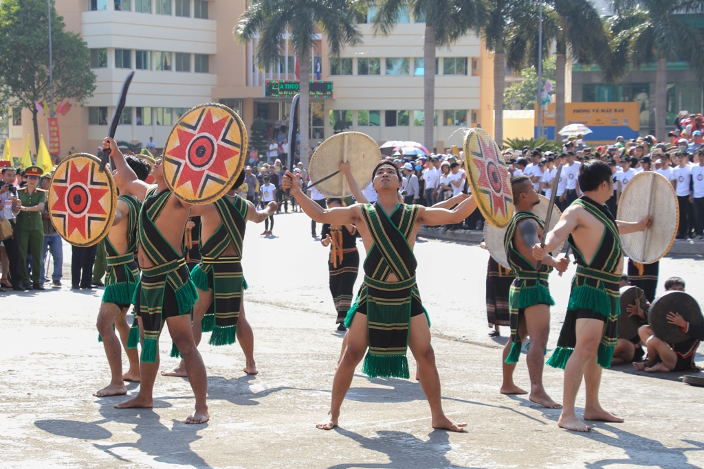 Biểu diễn múa dân gian trong lễ hội đường phố tại Festival Cà phê Buôn Ma Thuột. Ảnh: Hoàng Gia