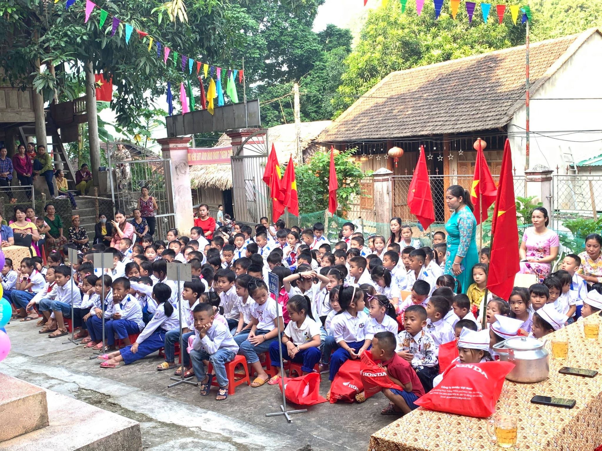 Lễ khai giảng của giáo viên và học sinh Trường tiểu học Lượng Minh, huyện Tương Dương