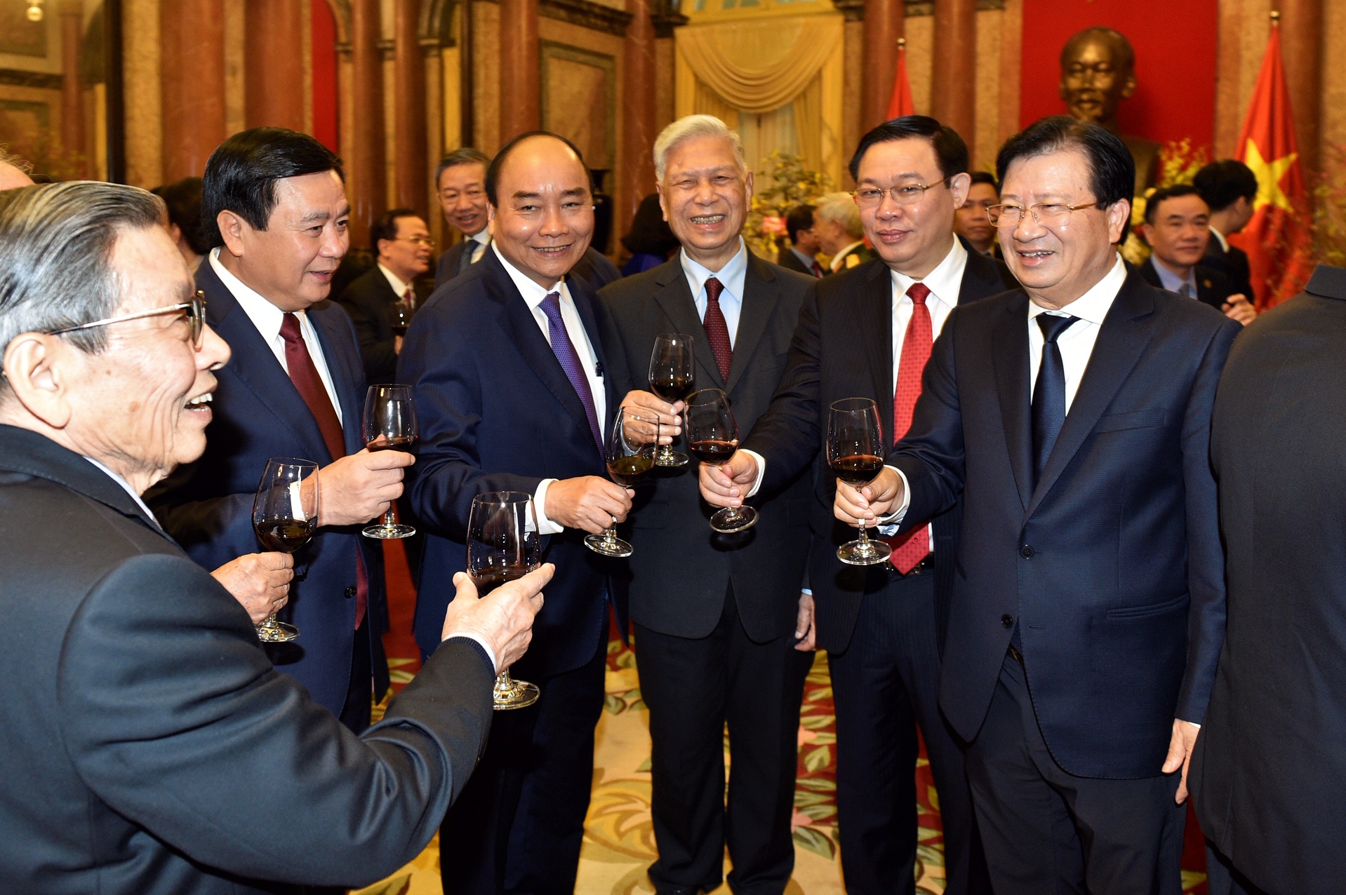 Thủ tướng Nguyễn Xuân Phúc và các đồng chí lãnh đạo, nguyên lãnh đạo Đảng, Nhà nước tại buổi gặp mặt. Ảnh: VGP/Nhật Bắc