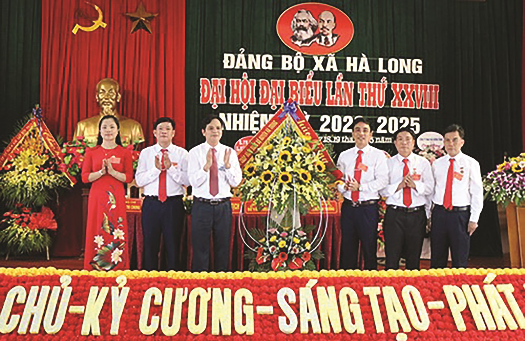Ông Trần Duy Bình (thứ ba từ trái qua), Tỉnh ủy viên, Bí thư Huyện ủy Hà Trung tặng lẵng hoa chúc mừng Đại hội.