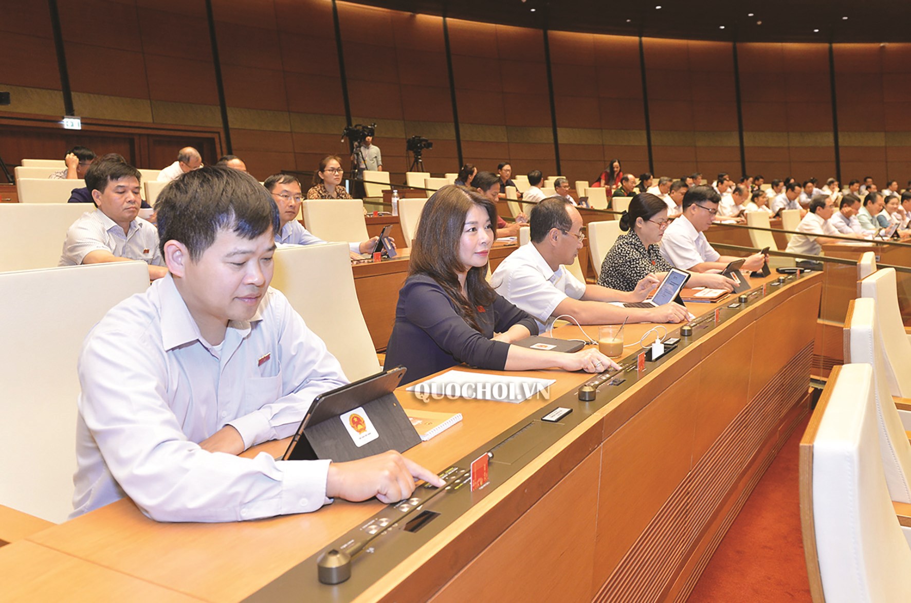 ĐBQH biểu quyết thông qua Nghị quyết chương trình giám sát của Quốc hội năm 2021.