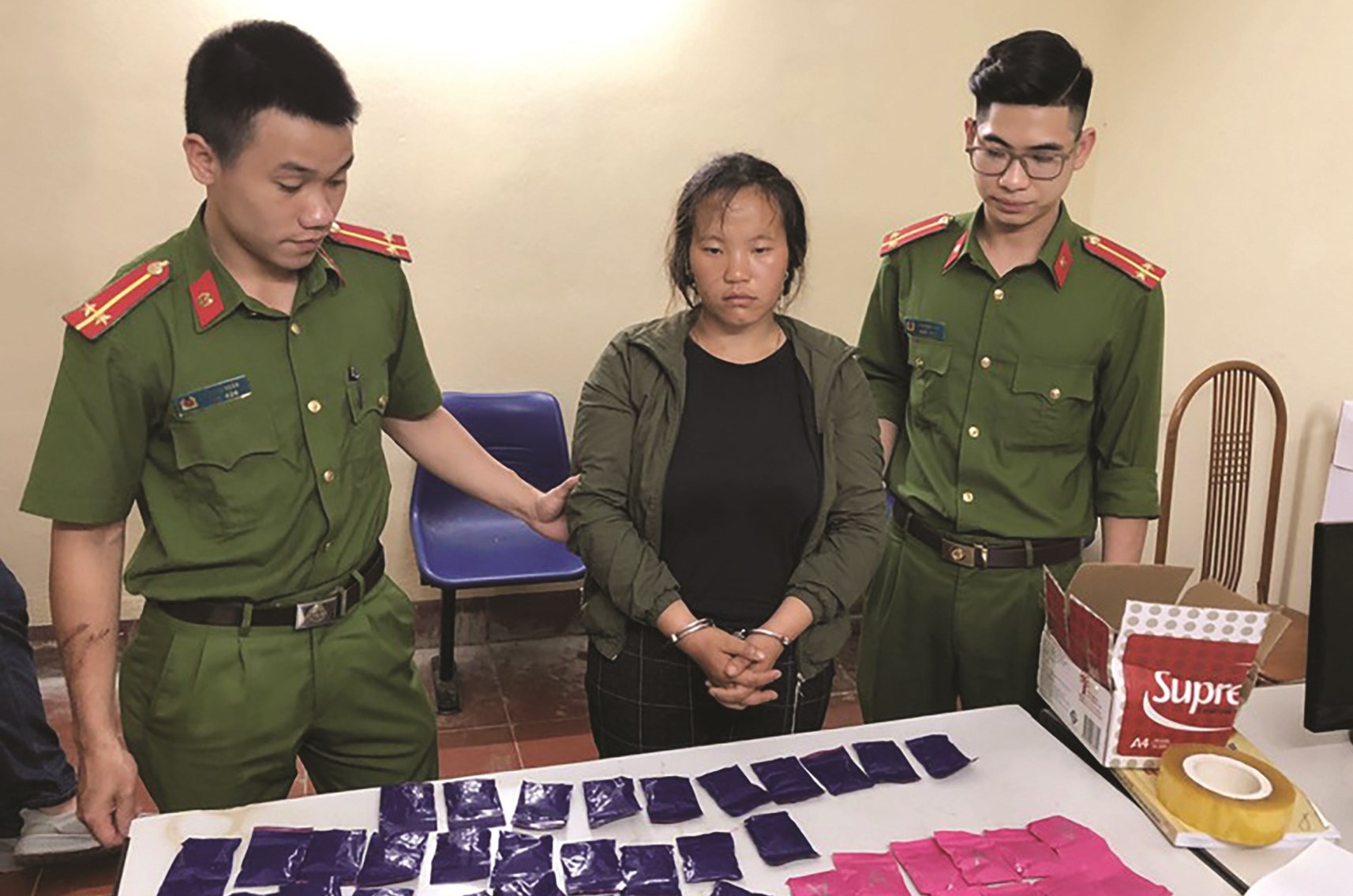 Đối tượng Mùa Thị Dai, sinh năm 1996, tại Vân Hồ (Sơn La) bị bắt khi vận chuyển hơn 11.700 viên ma túy tổng hợp. (Ảnh VOV)