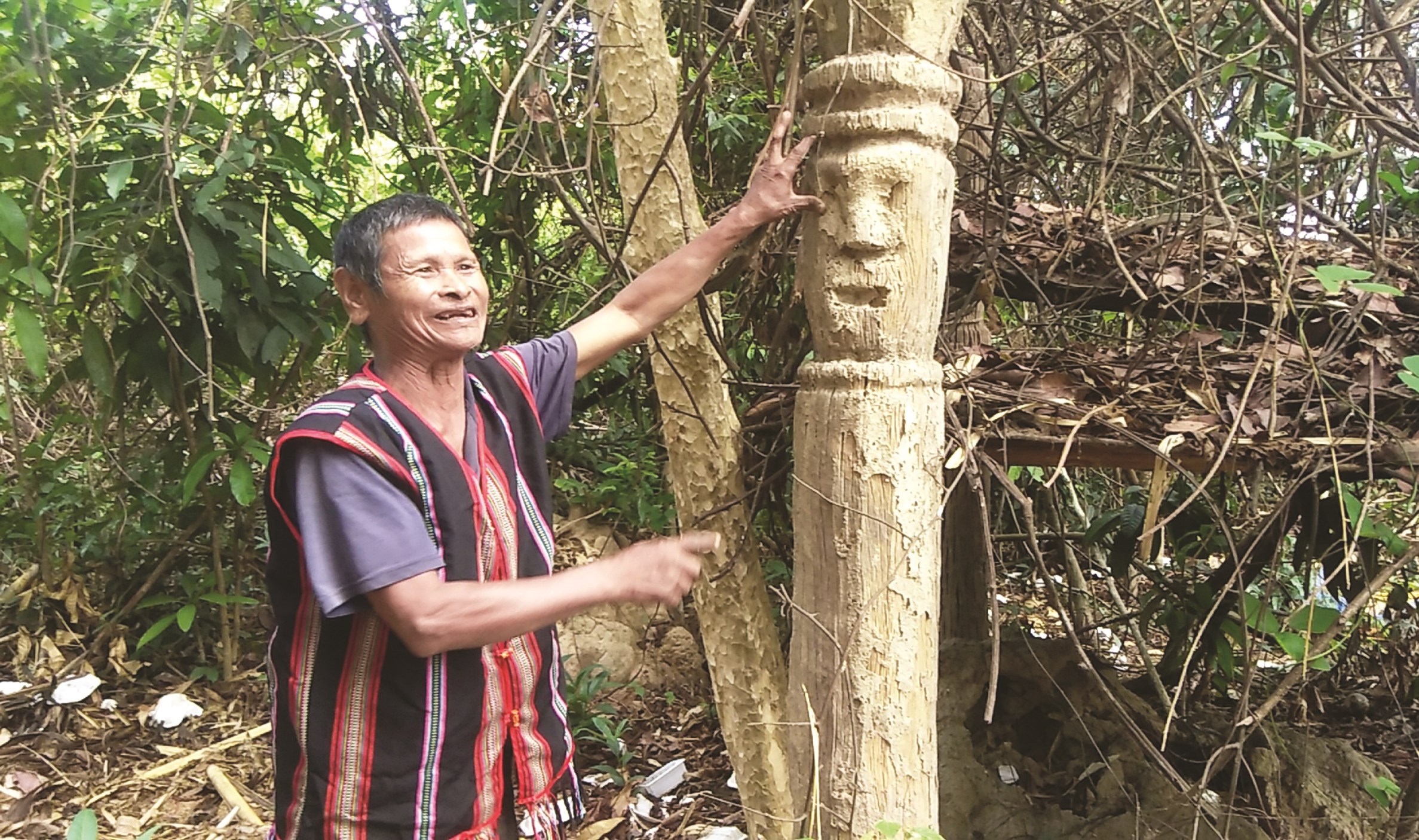 Người tạc tượng gỗ duy nhất ở làng Le