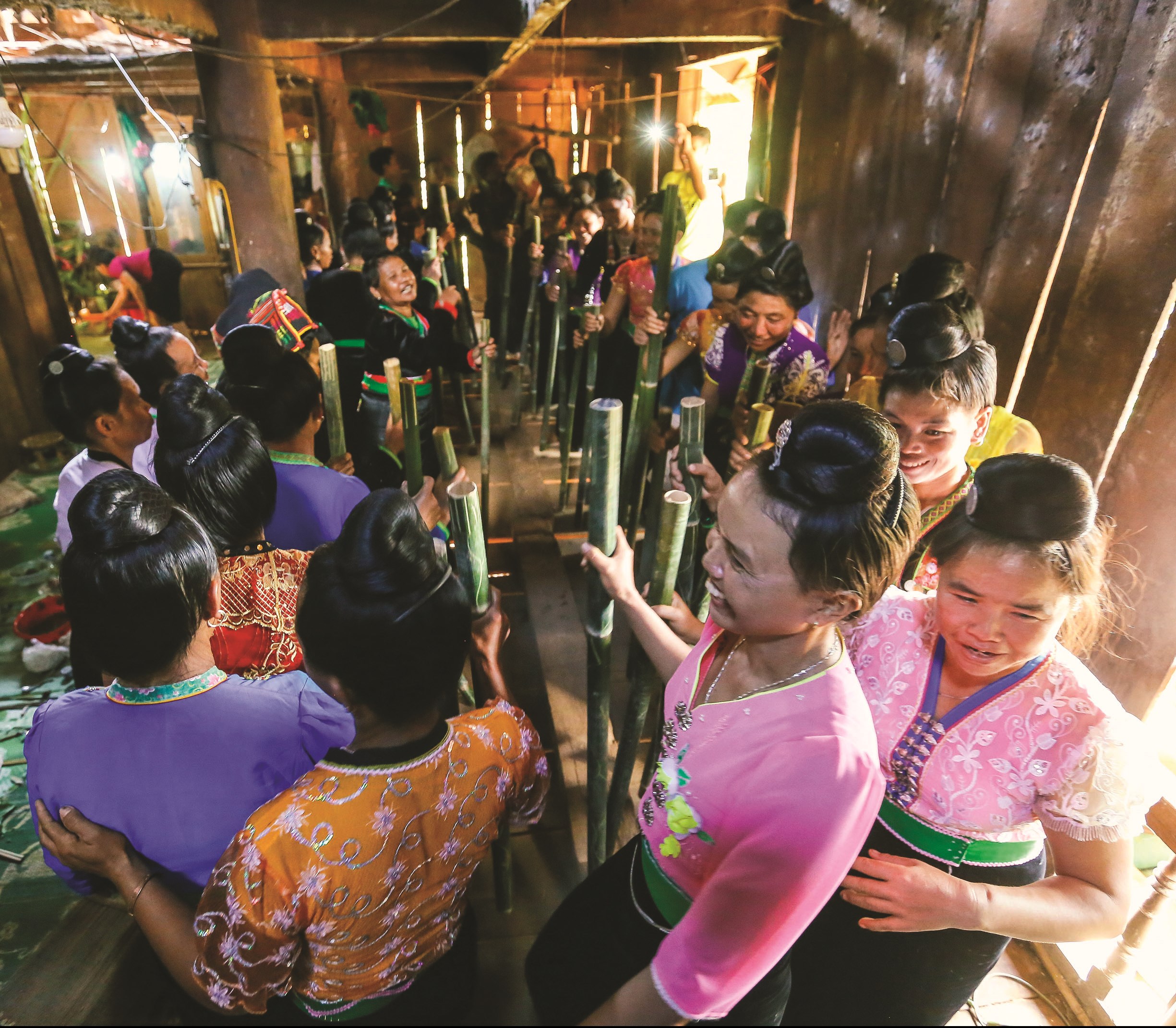 Điệu nhảy “Xé pang” trong lễ hội truyền thống Pang phoóng của dân tộc Kháng ở Điện Biên.