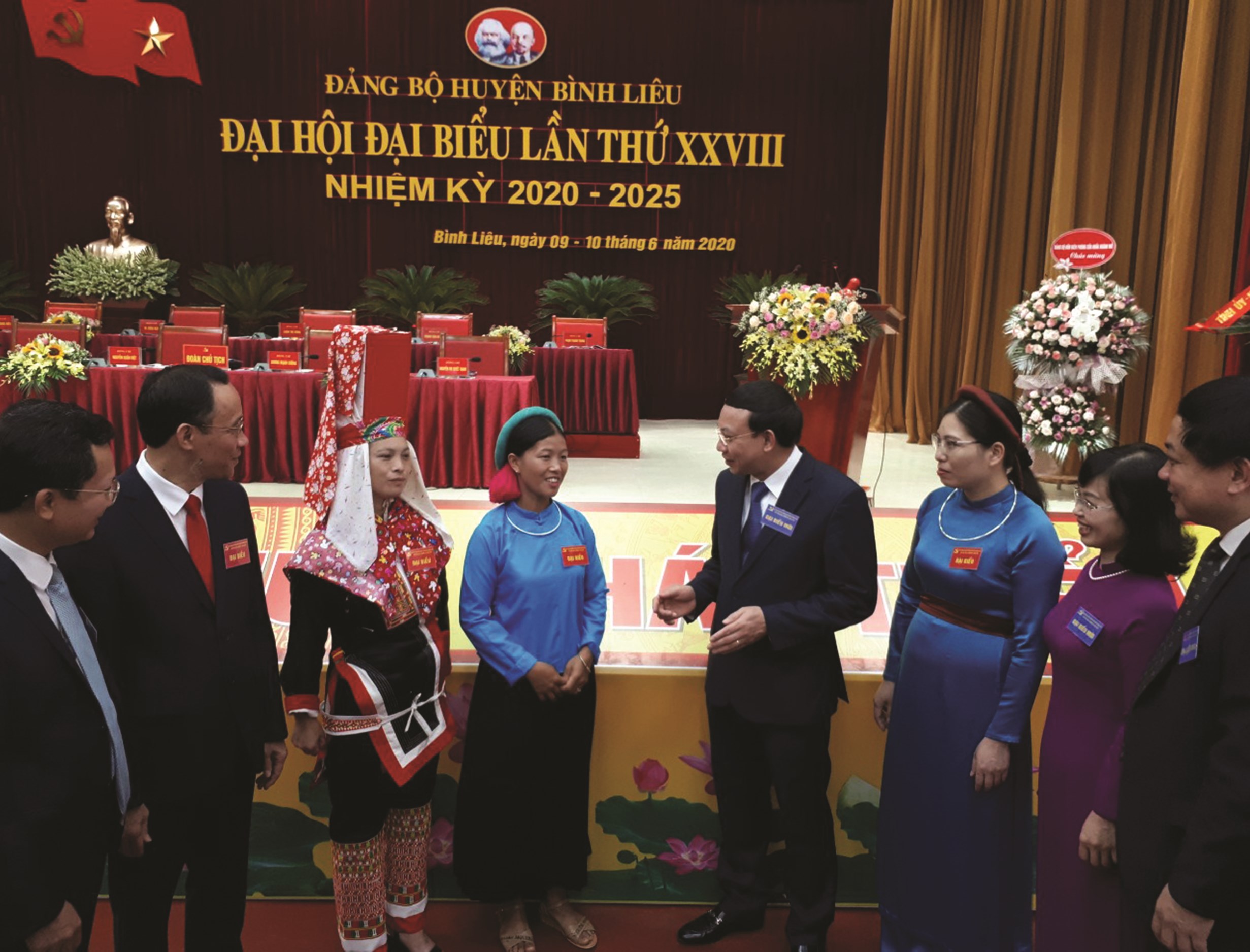 Bí thư Tỉnh ủy, Chủ tịch HĐND tỉnh Quảng Ninh- Nguyễn Xuân Ký (thứ tư từ phải qua trái) trò chuyện với Đại biểu dự Đại hội.