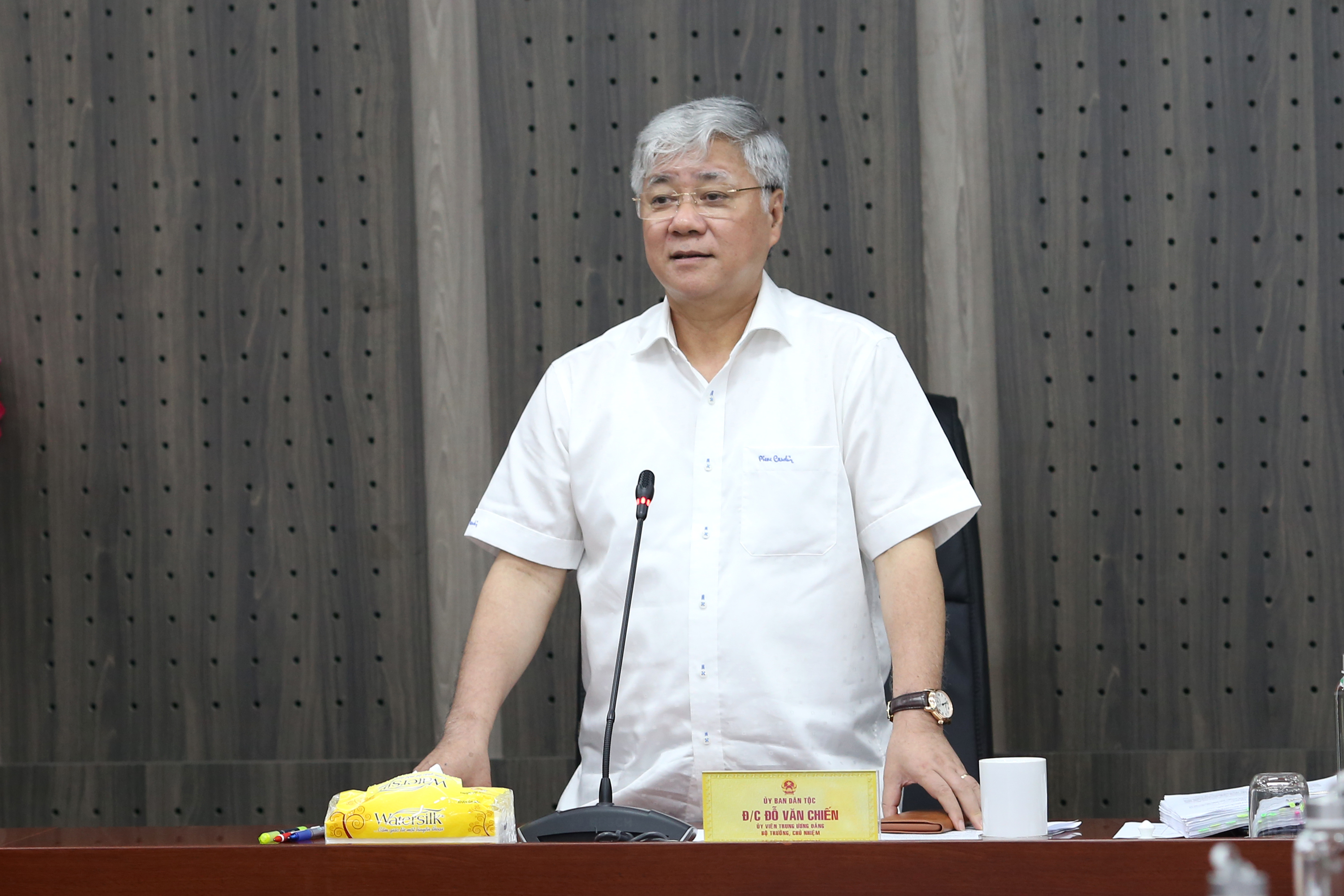 Bộ trưởng, Chủ nhiệm UBDT Đỗ Văn Chiến phát biểu chỉ đạo tại cuộc họp.