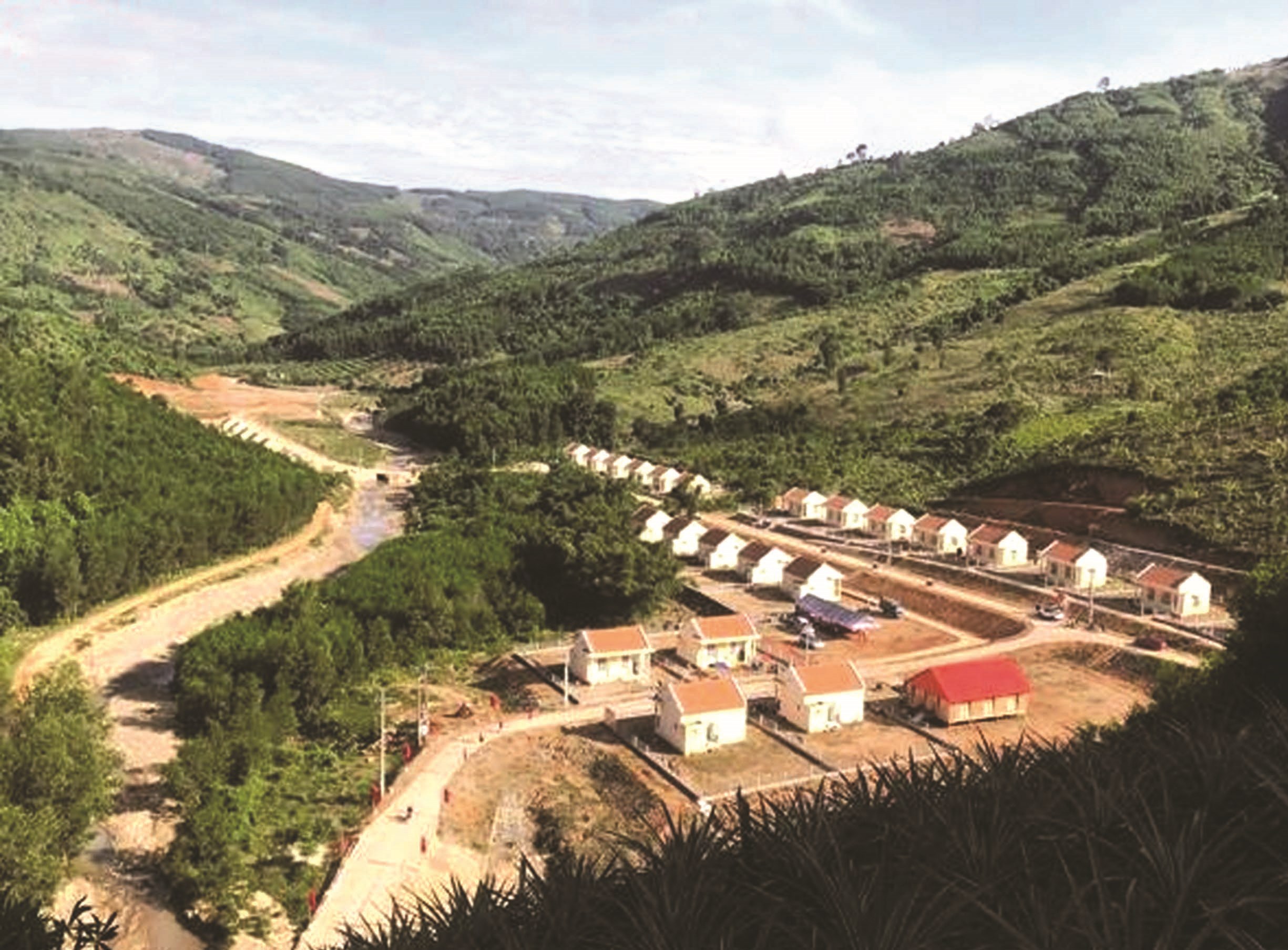 Nhờ sự đầu tư của Nhà nước, nhiều khu tái định cư cho đồng bào DTTS ở Khánh Sơn được xây dựng khang trang.