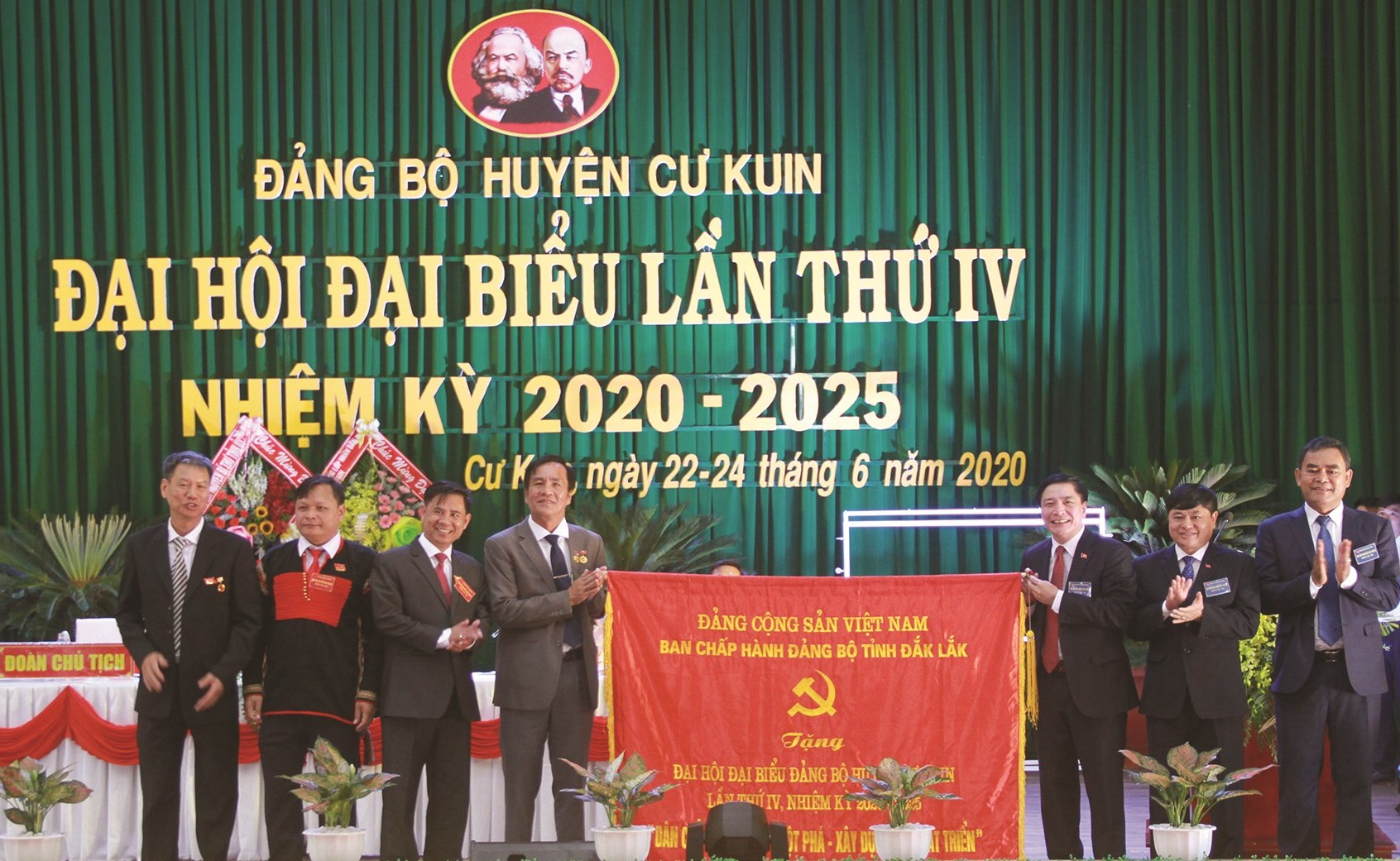 Ban Chấp hành Đảng bộ Đăk Lăk tặng Đại hội bức trướng