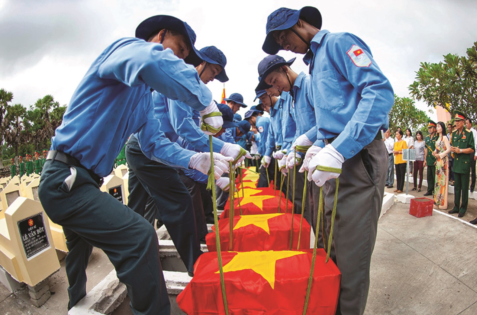 Đội K93 đưa hài cốt liệt sĩ từ Campuchia về nghĩa trang liệt sĩ tỉnh An Giang (tháng 7/2019)