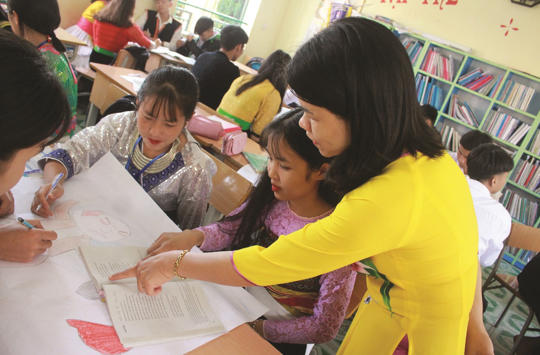 Cô giáo Hoàng Thị Hà, giáo viên Trường PTDTNT tỉnh Điện Biên hướng dẫn các em học sinh ôn tập