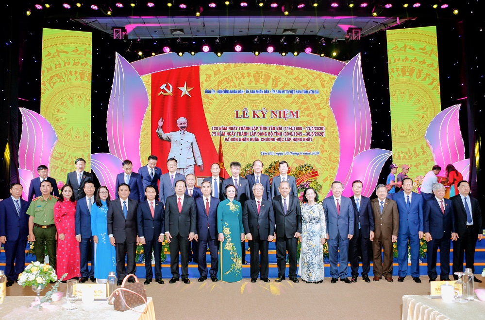 Các đồng chí lãnh đạo Đảng, Nhà nước; các bộ, ban, ngành Trung ương chụp ảnh lưu niệm cùng lãnh đạo tỉnh Yên Bái