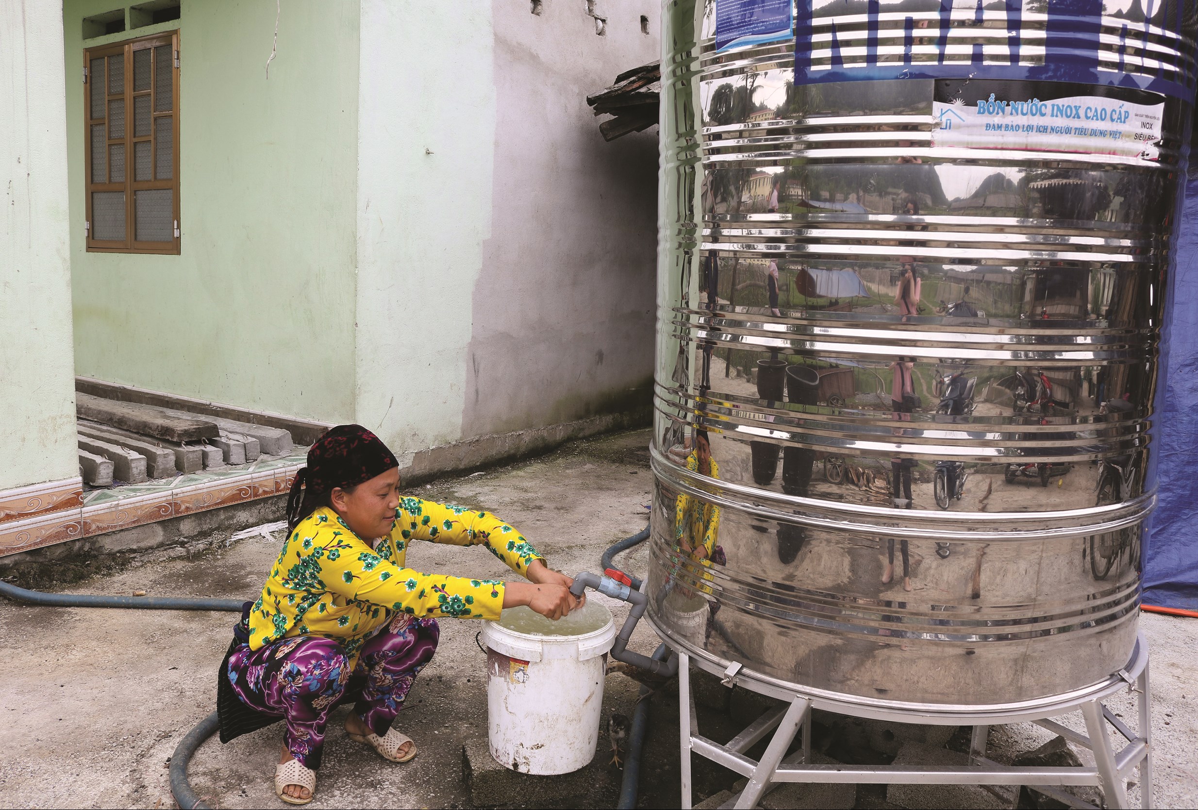 Gia đình anh Vương Xuân Hòa, ở thôn Mã Hồng, xã Thanh Vân (Quản Bạ) dùng nước sạch từ téc đựng nước.