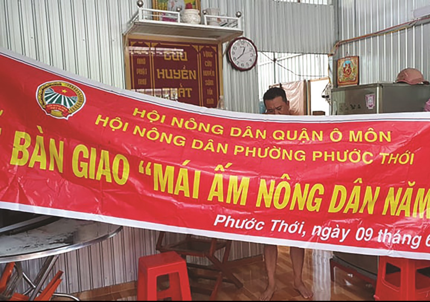 Căn nhà của chị Sương do Chi hội Nông dân khu vực vận động tiền xây dựng bất ngờ được Chủ tịch HND quận Ô Môn trao Quyết định Mái ấm nông dân