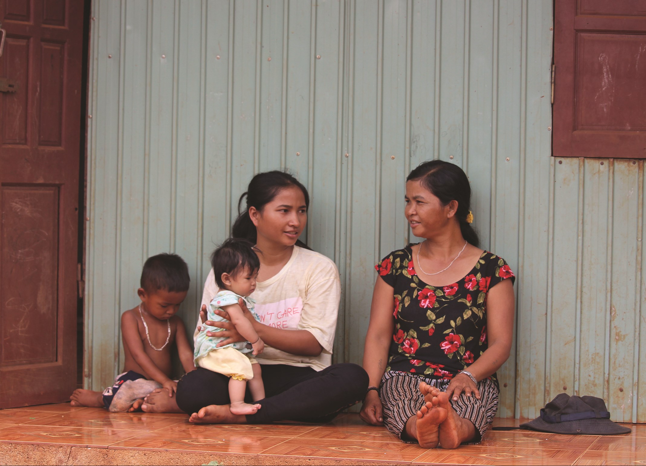 Bà Rơ Chăm Phing (phải) và Rơ Chăm Phayang (trái), làng Chan, xã Ia Pnôn chia sẻ về việc lấy chồng sớm nên cuộc sống vất vả.