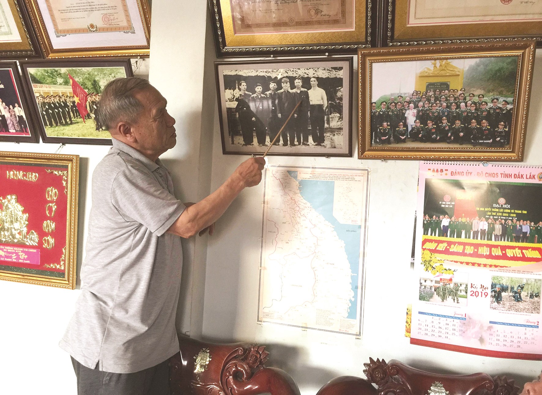 Anh hùng Lao động Lê Xuân Bá giới thiệu bức ảnh các cán bộ, chiến sĩ tham gia mở đường Trường Sơn.