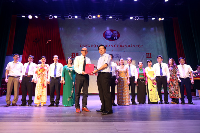 Thứ trưởng, Phó Chủ nhiệm Lê Sơn Hải trao Quyết định công nhận Hội đồng Học viện Dân tộc nhiệm kỳ 2020-2025