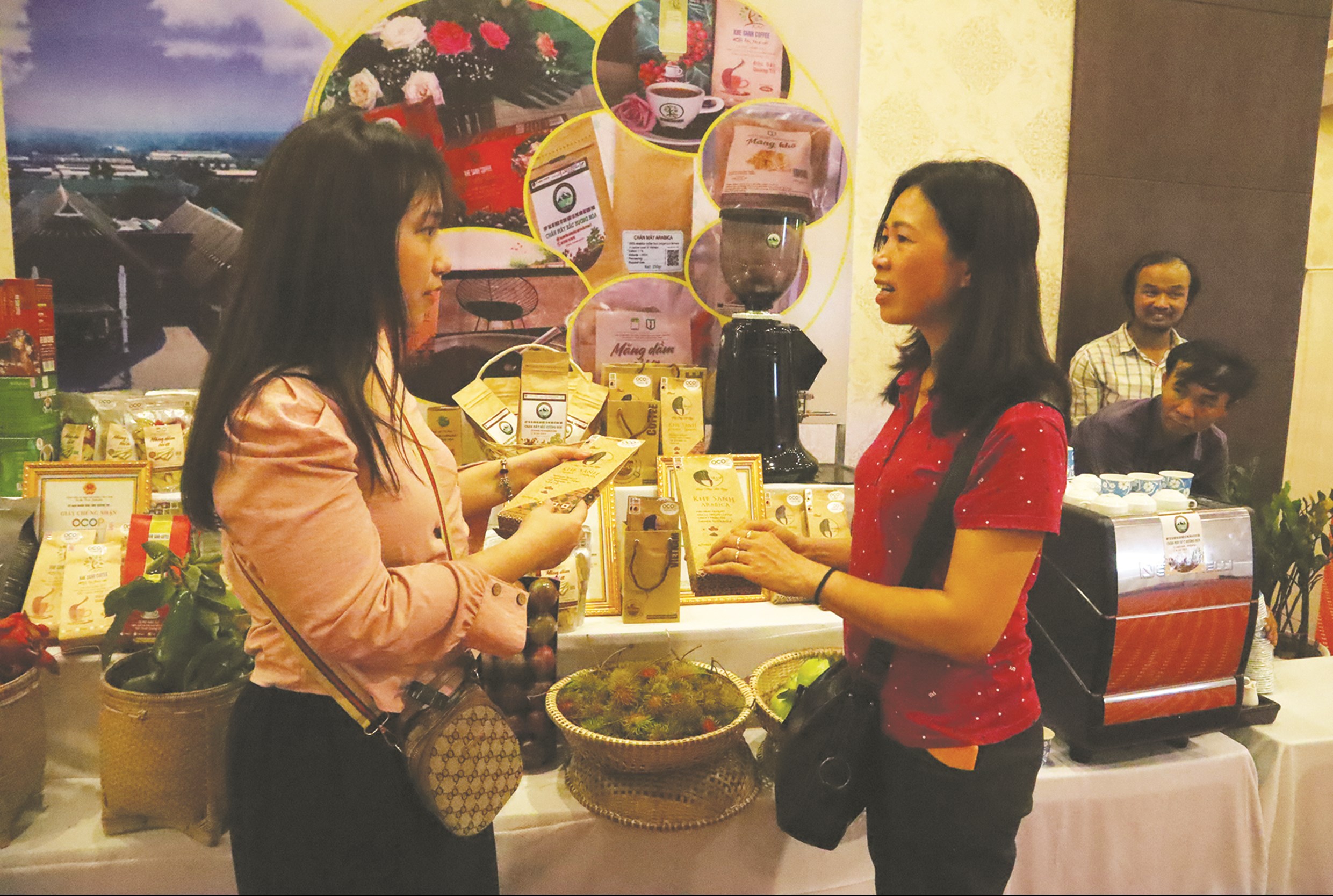 Chị Nông Thị Hạnh (bên phải) giới thiệu sản phẩm Cà phê Ta Lư tại Hội chợ OCOP tỉnh Quảng Trị.