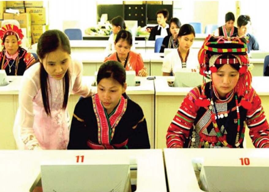 Công tác giáo dục đào tạo vùng DTTS miền núi ngày càng được quan tâm, chú trọng. (Trong ảnh: Cô trò Trường phổ thông vùng cao Việt Bắc).