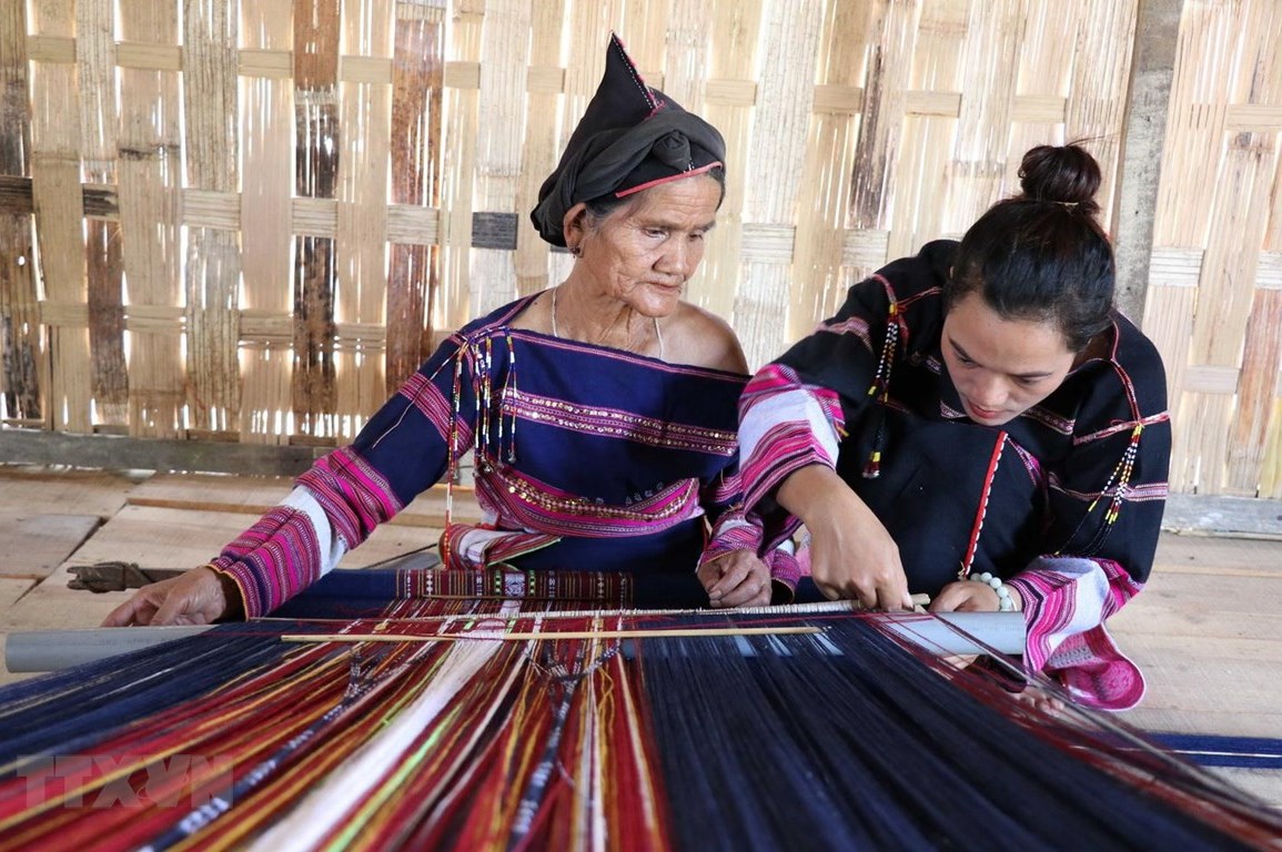 Nghệ nhân hoàn thành sản phẩm thổ cẩm tại làng dệt Pơ Nang, xã Tú An, thị xã An Khê, tỉnh Gia Lai. (Ảnh: Hồng Điệp/TTXVN)