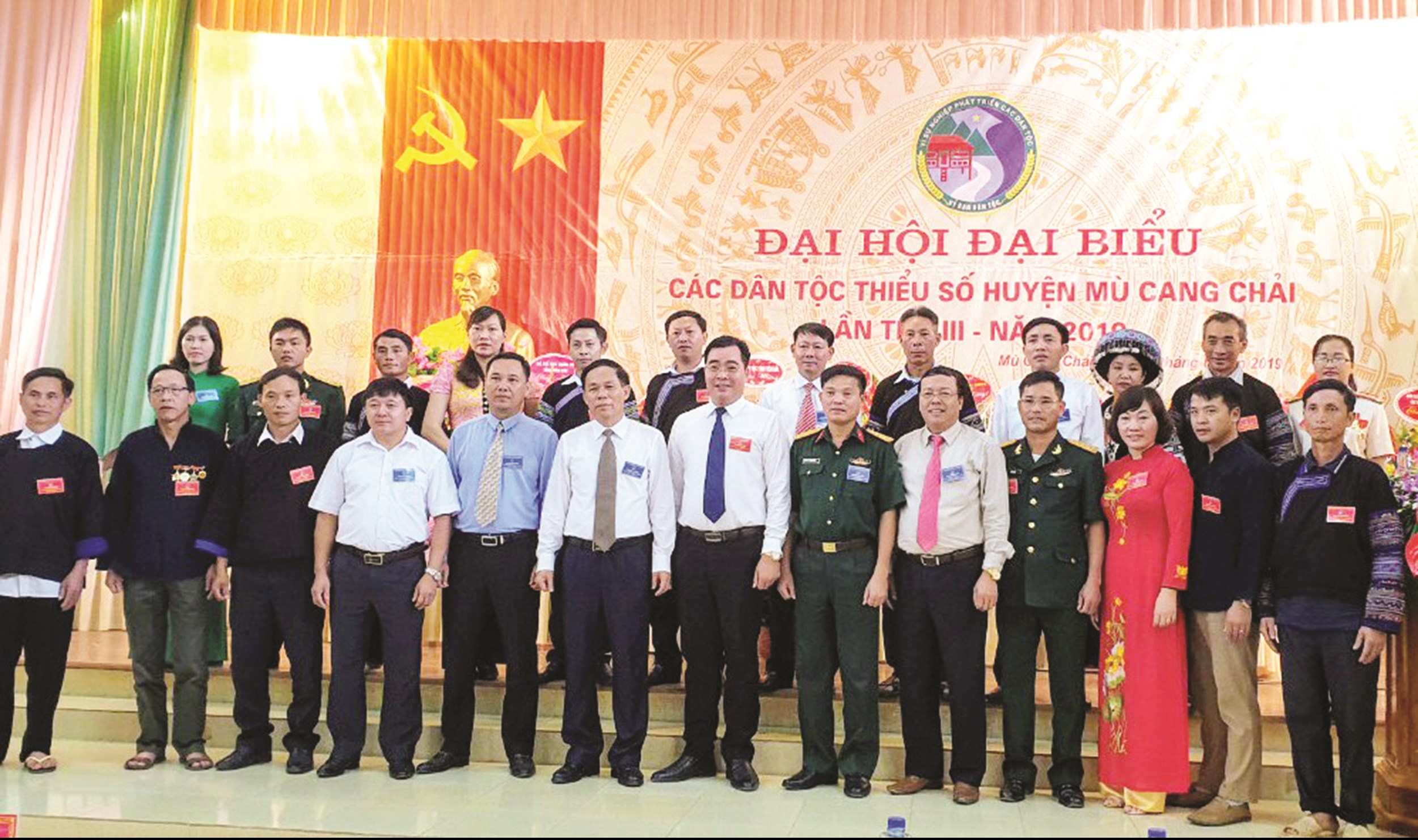 Ông Nông Việt Yên (đứng thứ 7 hàng đầu từ trái sang), Bí thư Huyện ủy Mù Cang Chải chụp ảnh lưu niệm với đại biểu tại Đại hội các DTTS huyện Mù Cang Chải (tháng 6/2019). 