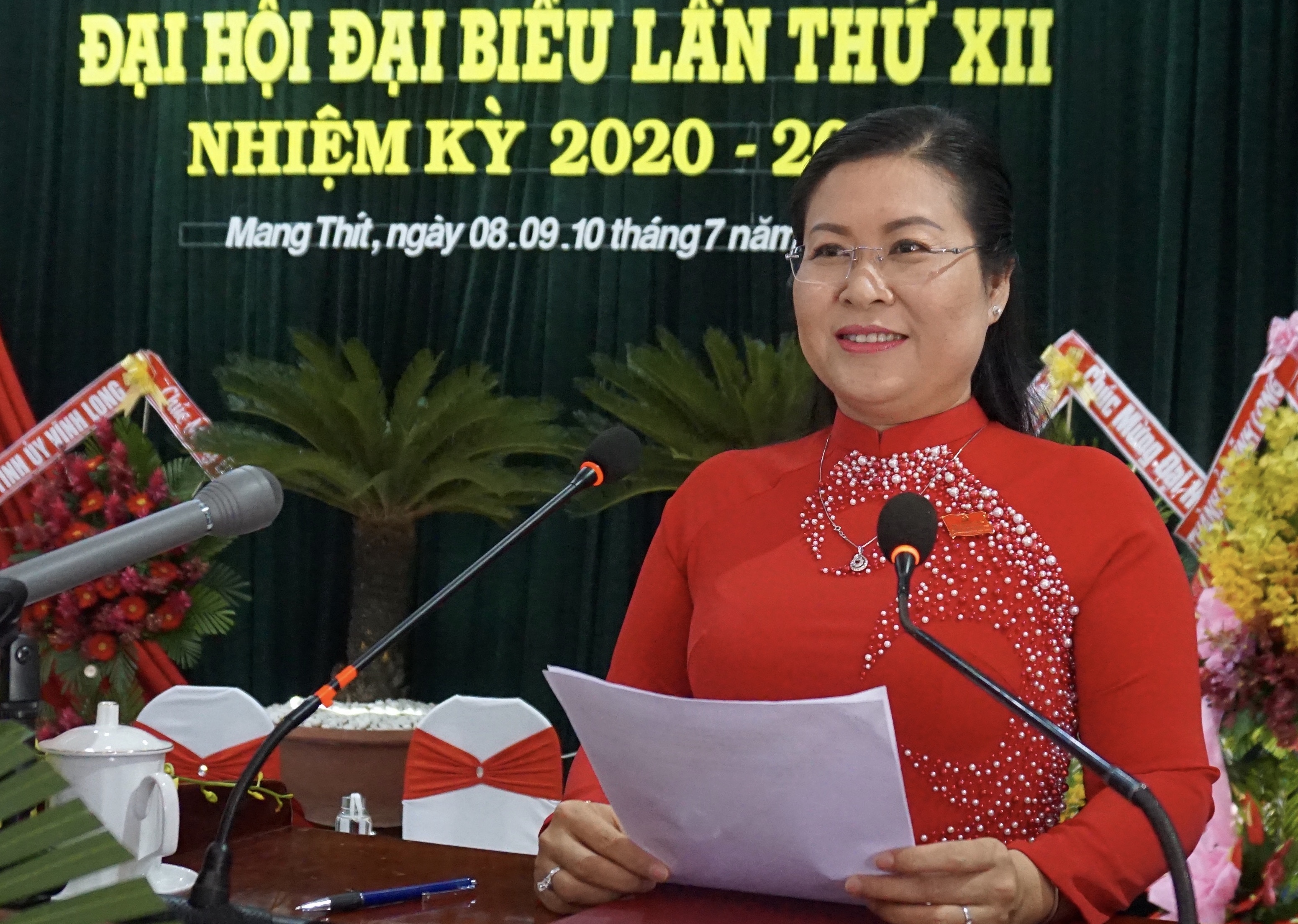 Đồng chí Nguyễn Thị Minh Trang, Bí thư Huyện ủy Mang Thít khóa XII (2020 - 2025) phát biểu nhận nhiệm vụ