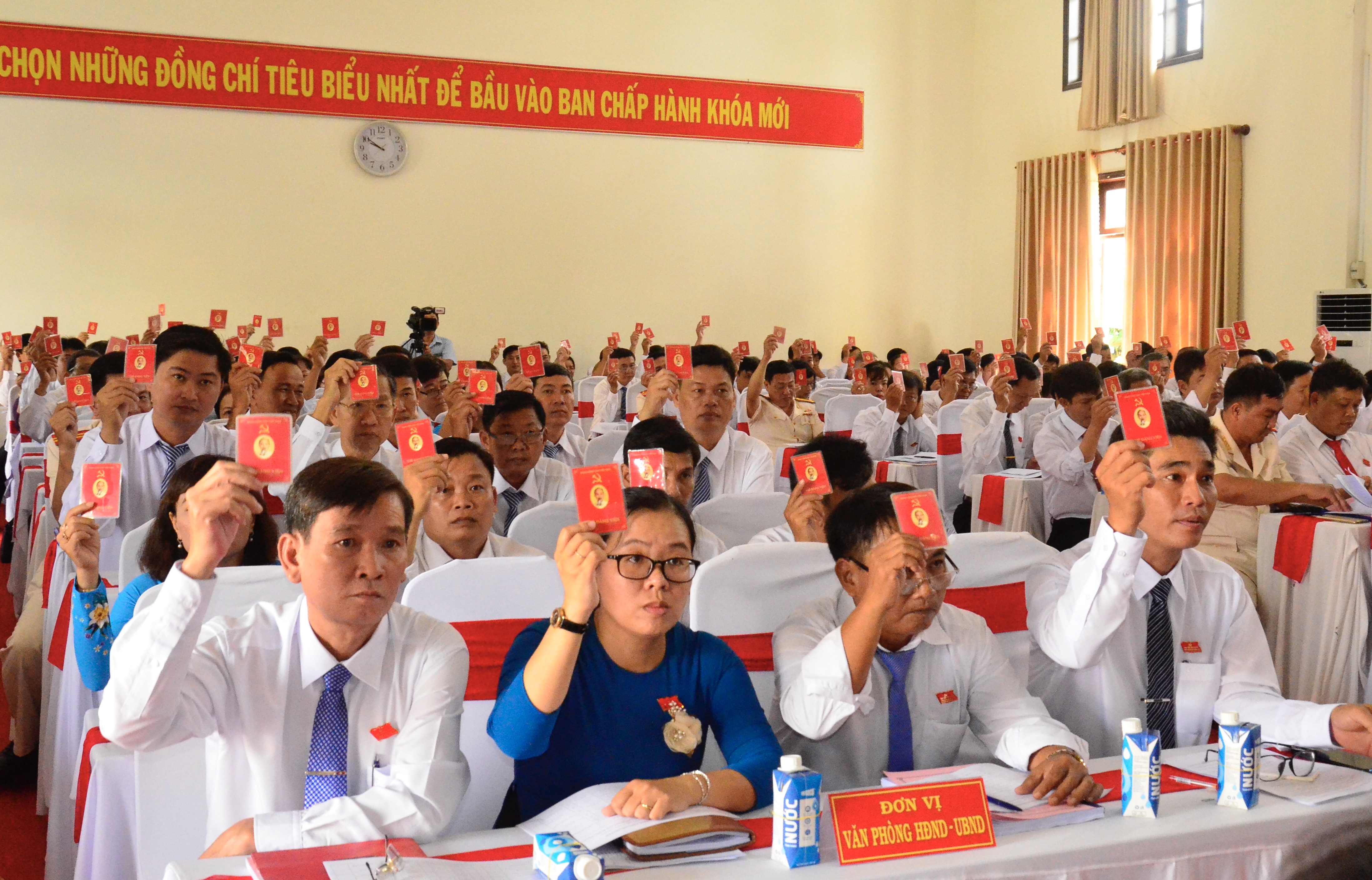 Các đại biểu biểu quyết nhất trí thông qua Nghị quyết Đảng bộ huyện Mang Thít nhiệm kỳ 2020 - 2025
