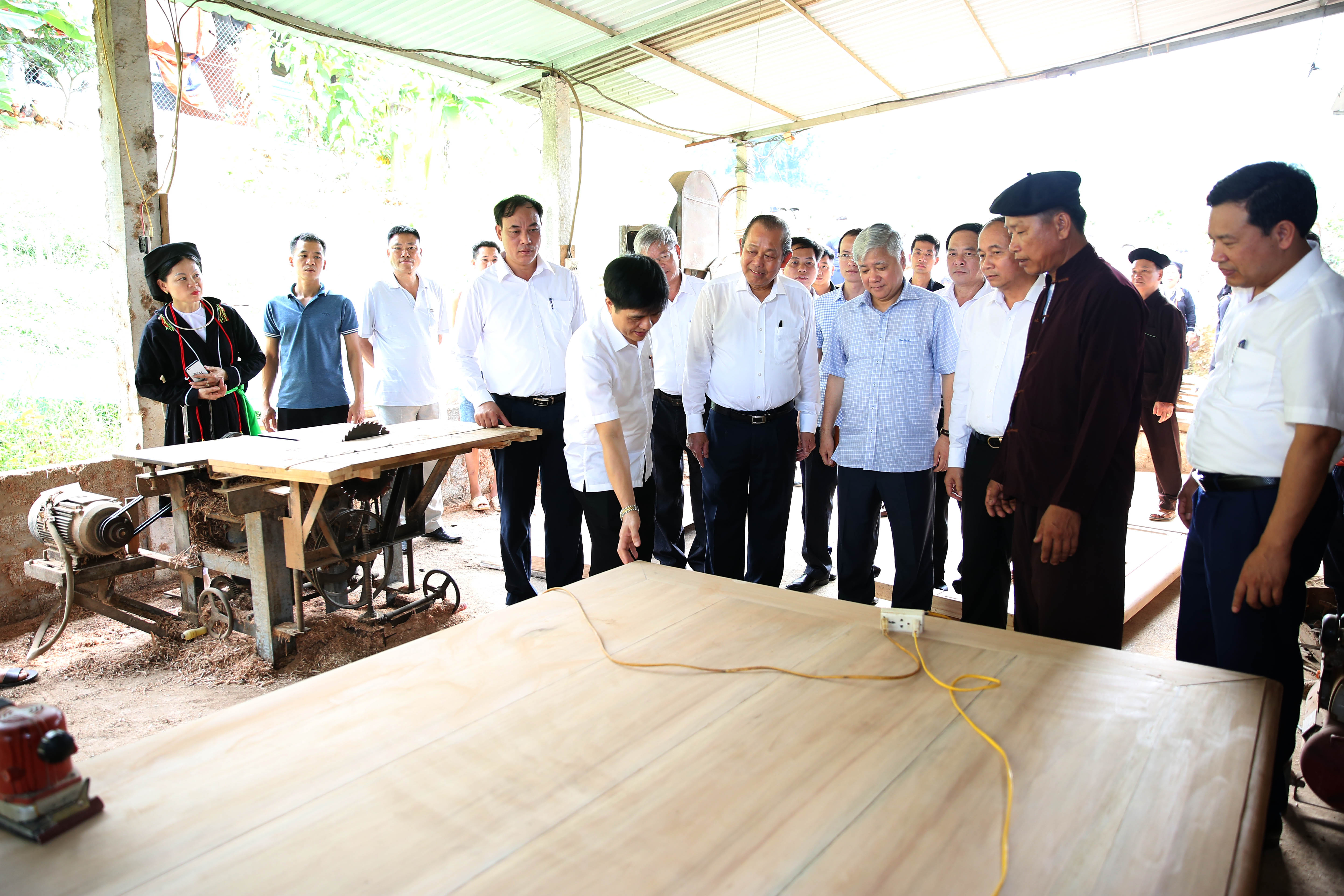Phó Thủ tướng Trương Hòa Bình thăm xưởng mộc của gia đình bà Lý Thị Man - Ảnh: VGP/Lê Sơn