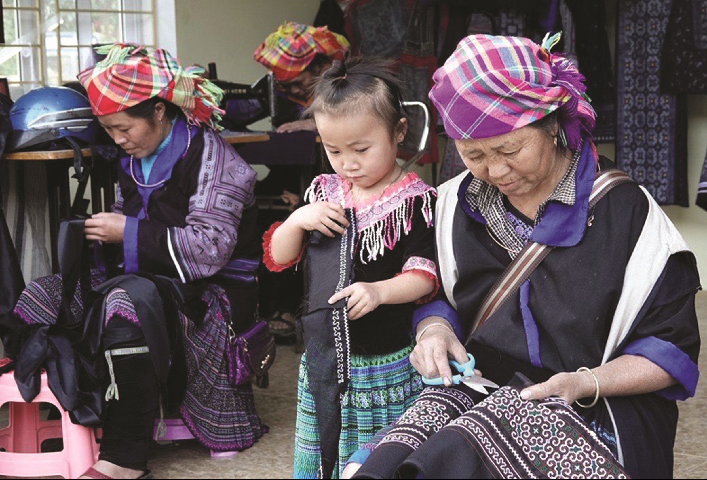 Nghề dệt thổ cẩm của phụ nữ Mông ở Mù Cang Chải vừa giữ gìn bản sắc văn hóa, vừa góp phần tăng thu nhập, giảm nghèo bền vững.
