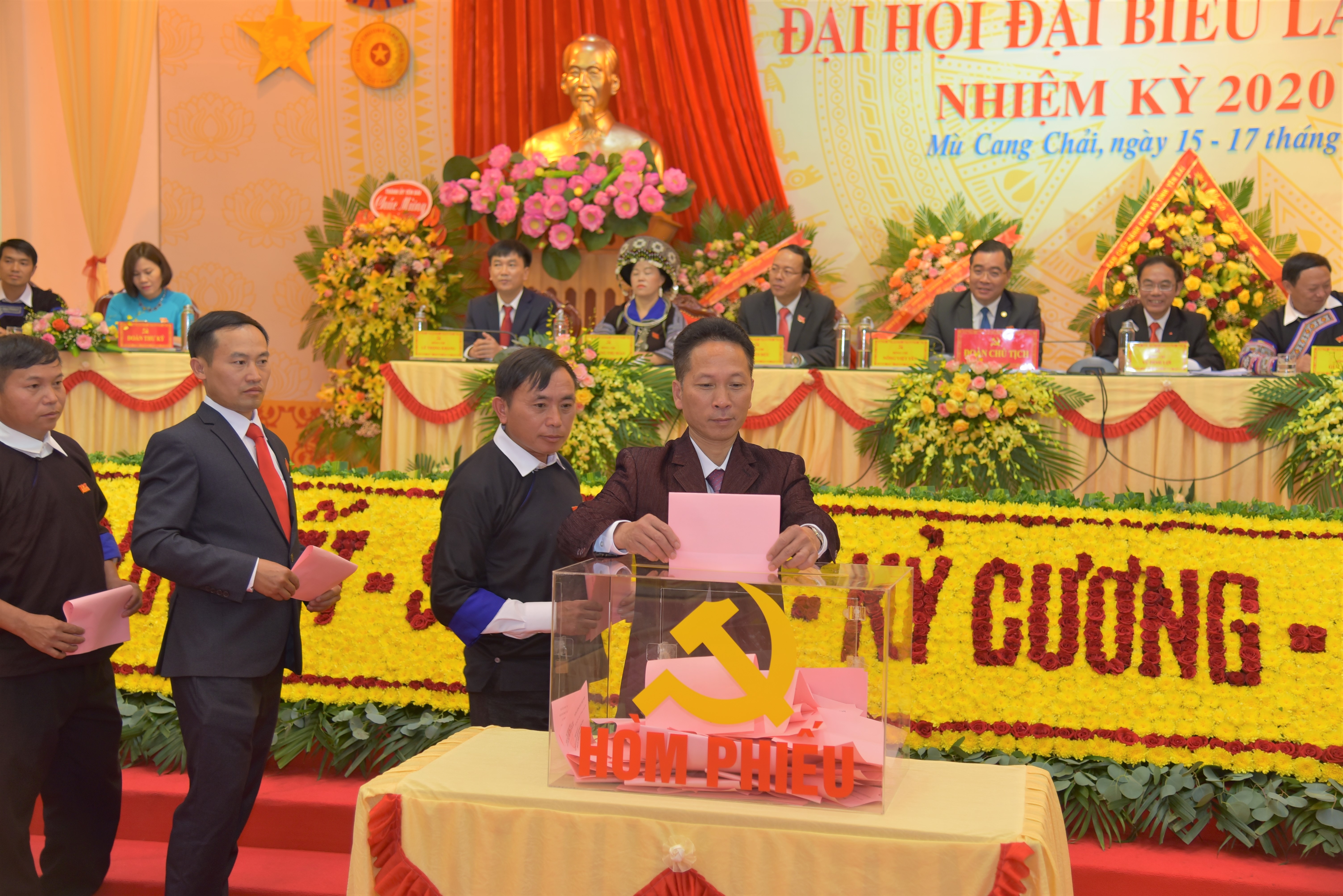 Đại biểu bỏ phiếu bầu Ban Chấp hành Đảng bộ huyện Mù Cang Chải lần thứ XIX, nhiệm kỳ 2020 – 2025